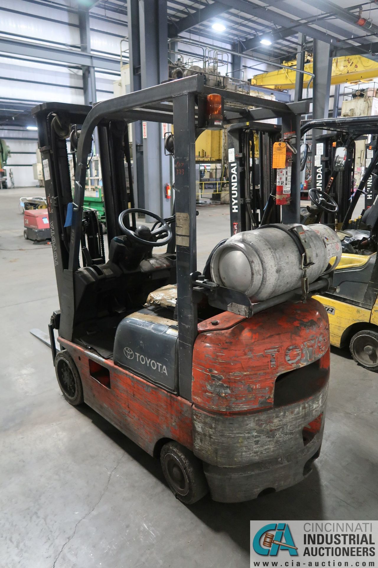 3,000 LB. TOYOTA MODLE 7FGU15 SOLID TIRE LP GAS LIFT TRUCK; S/N 60891, 3-STAGE MAST, 82" MAST - Image 4 of 7