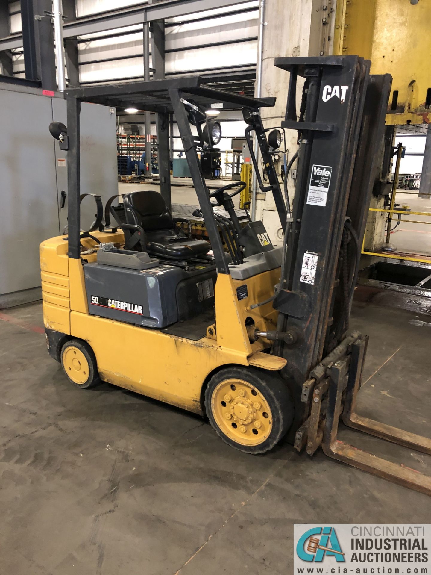 5,000 LB. CATERPILLAR MODEL CC25 LP GAS CUSHION TIRE LIFT TRUCK; S/N 4EM02140, 3-STAGE MAST, 189" - Image 2 of 3