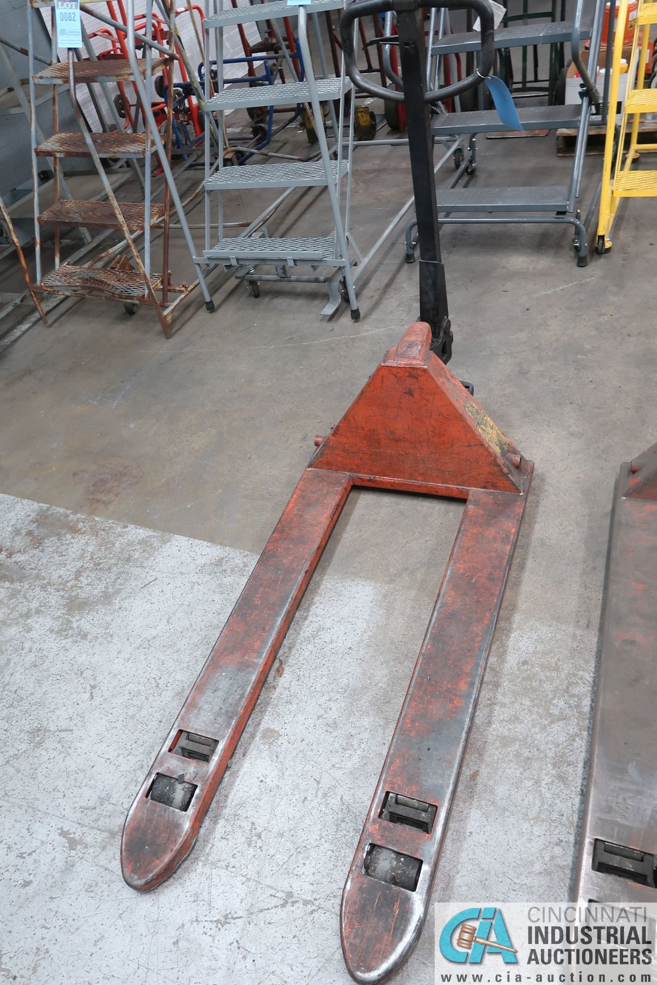 4,000 LB. CAP. HYDRAULIC PALLET TRUCK