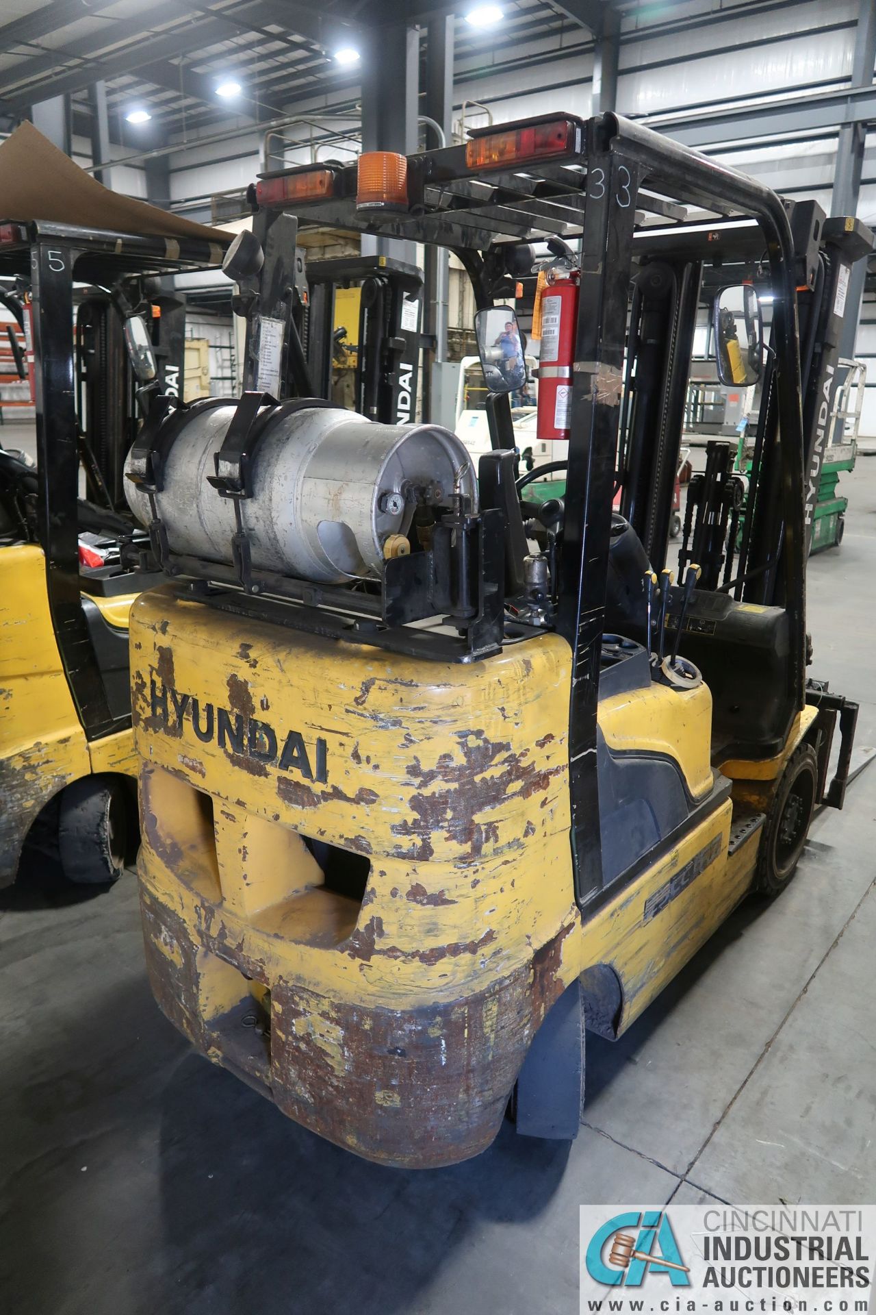 5,000 LB. HYUNDAI MODEL 25LC-7A SOLID TIRE LP GAS LIFT TRUCK; S/N HHKHHC08TF0000875, 3-STAGE MAST, - Image 3 of 8