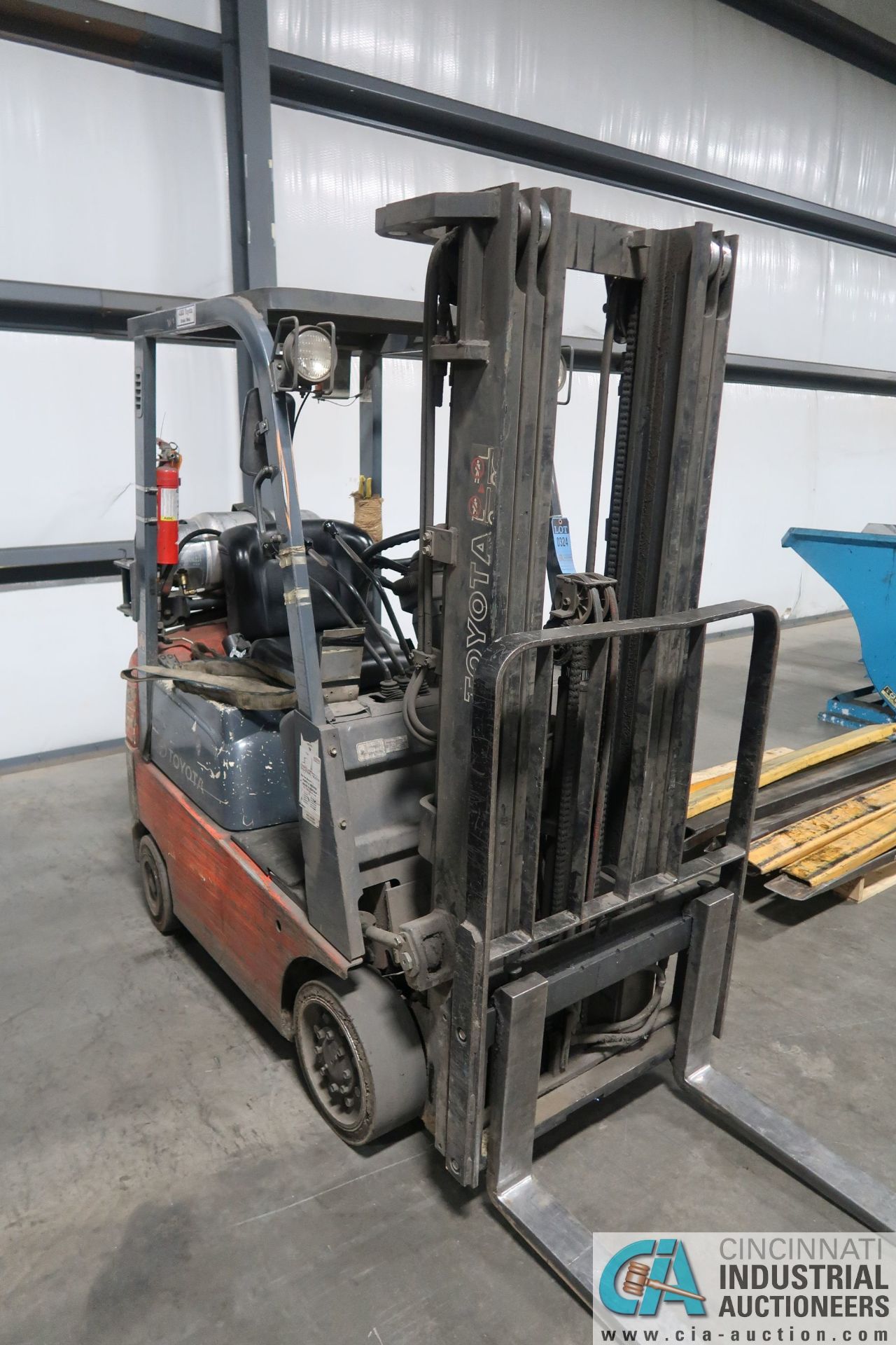 3,000 LB. TOYOTA MODLE 7FGU15 SOLID TIRE LP GAS LIFT TRUCK; S/N 62126, 3-STAGE MAST, 82" MAST - Image 2 of 7