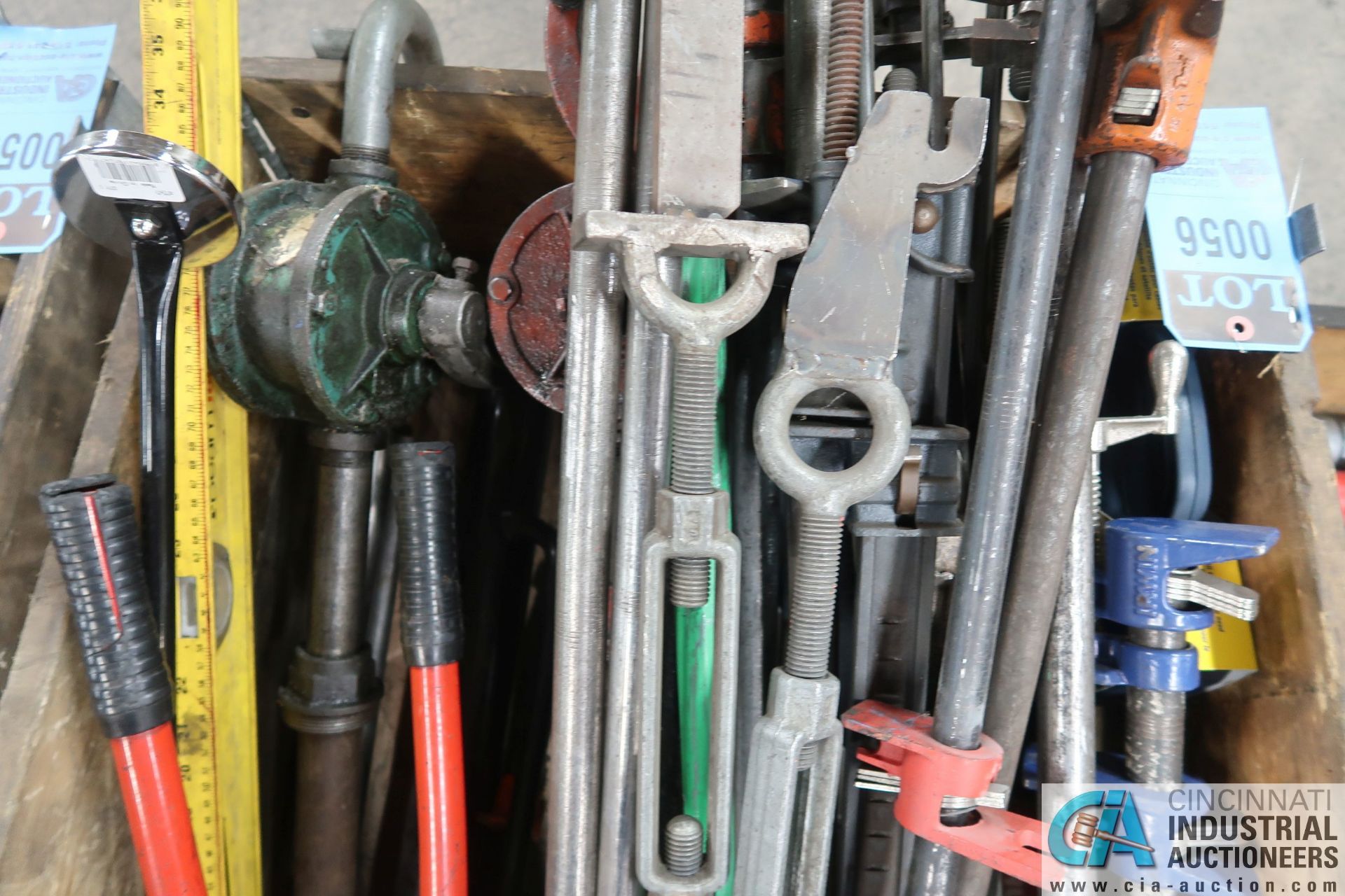 (LOT) WOOD CRATE W/ PIPE CLAMPS, LEVEL, OIL PUMP, & BOLT CUTTERS - Image 3 of 3