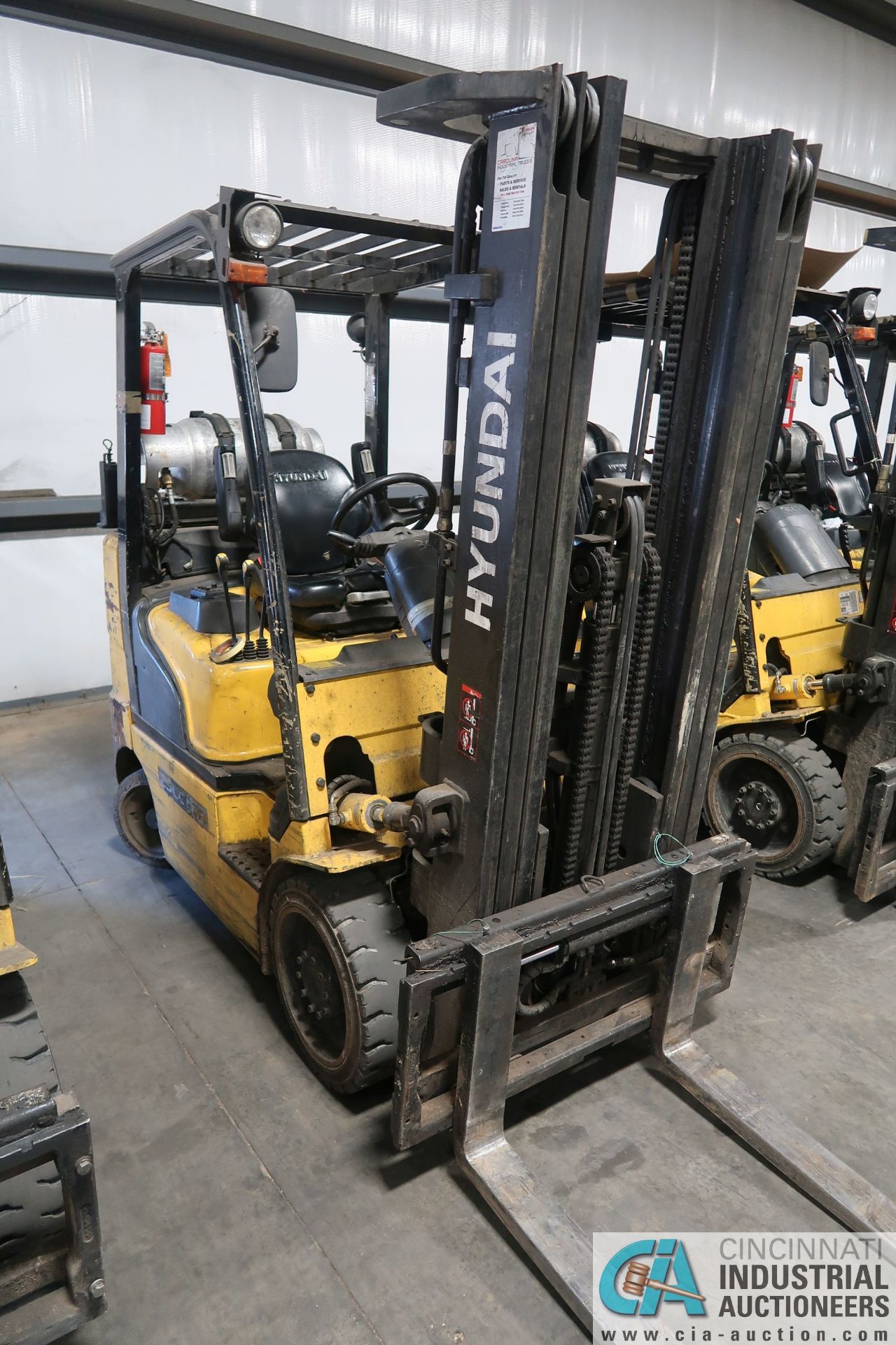 5,000 LB. HYUNDAI MODEL 25LC-7A SOLID TIRE LP GAS LIFT TRUCK; S/N HHKHHC08TF0000875, 3-STAGE MAST, - Image 2 of 8