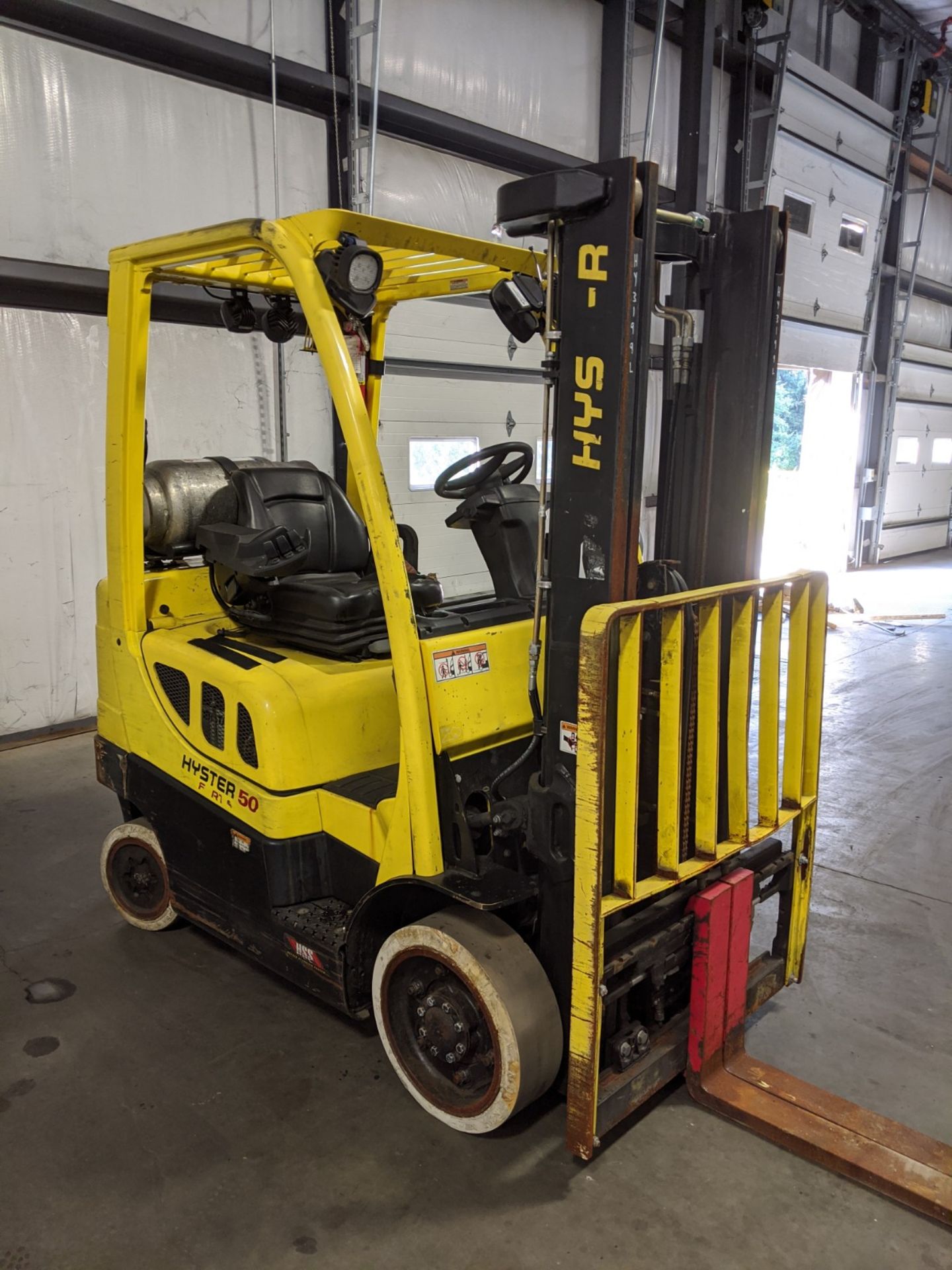 5,000 LB. HYSTER MODEL S50FT OP GAS LIFT TRUCK; S/N F187V23199L (2014) - Image 7 of 8