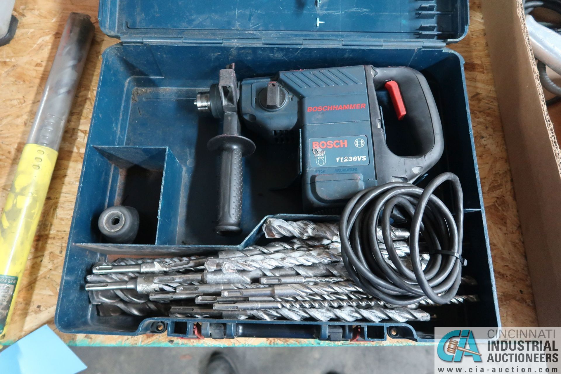 BOSCH MODEL 11236 VS ROTARY HAMMER DRILL W/ EXTRA BITS