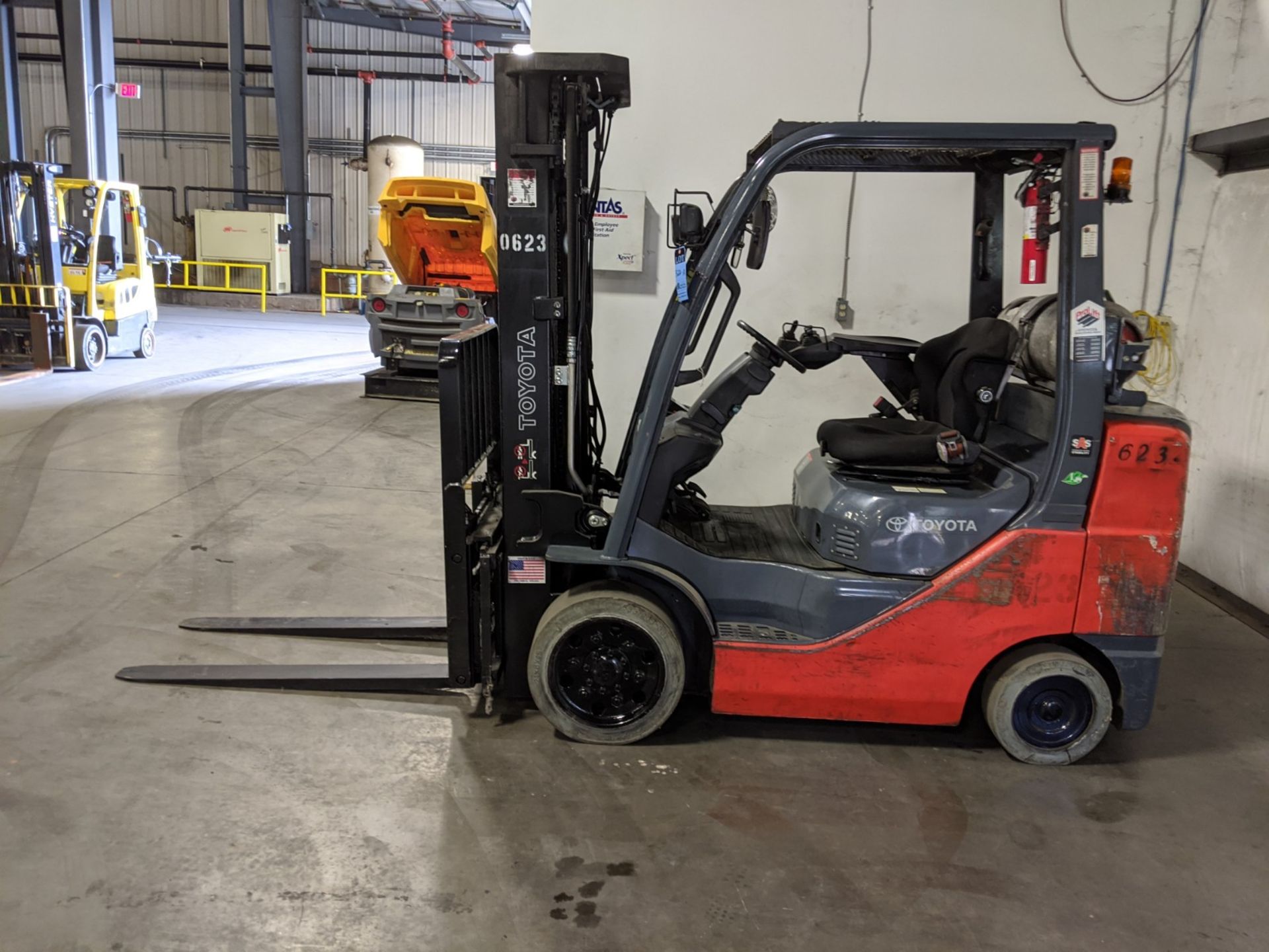 6,000 LB. TOYOTA MODEL 8FGCU309 LP GAS CUSHION TIRE LIFT TRUCK; S/N 65107 - Image 2 of 10