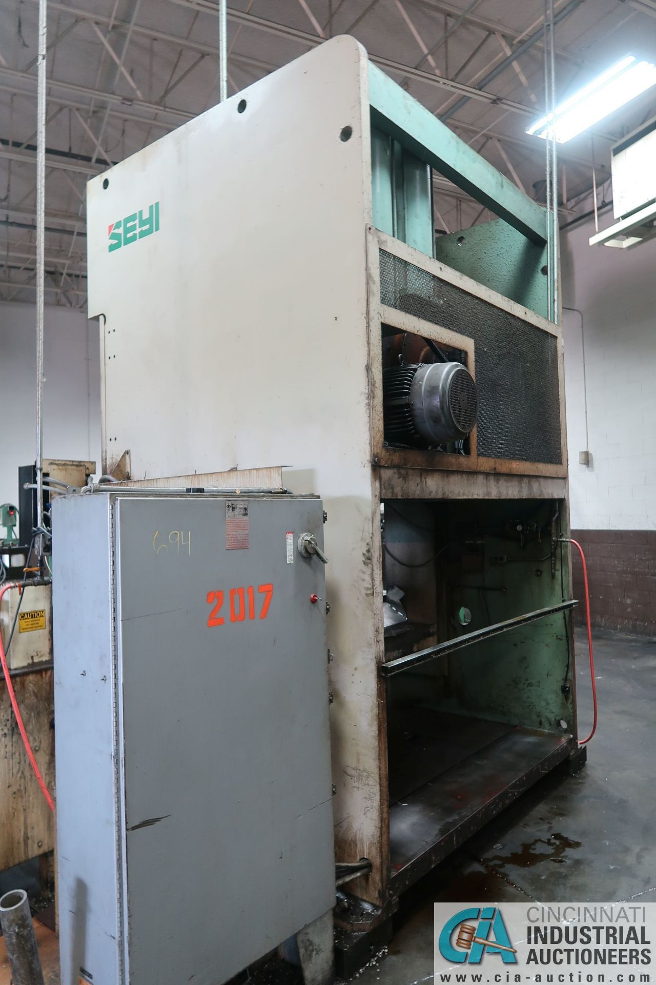 **200 TON SEYI MODEL SN2-220 GAP FRAME PRESS; S/N EW-D-200-198, OMNI LINK II LCD CONTROL, 33" X - Image 4 of 14