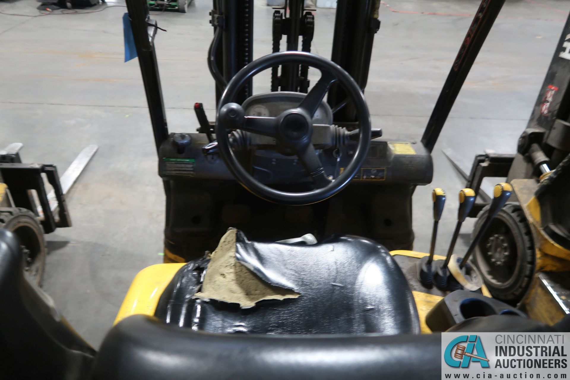 5,000 LB. HYUNDAI MODEL 25LC-7A SOLID TIRE LP GAS LIFT TRUCK; S/N HHKHHC08TF0000875, 3-STAGE MAST, - Image 7 of 8