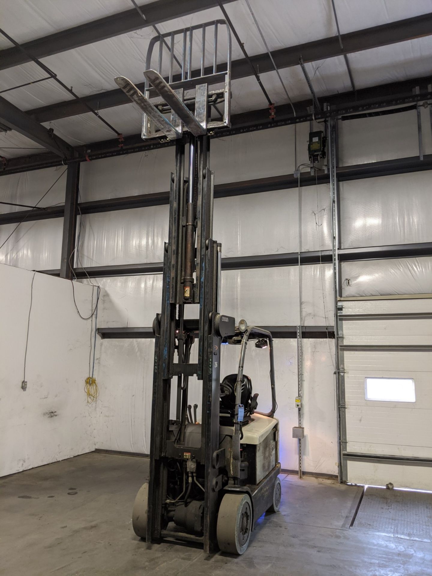 4,500 LB. CROWN MODEL FC4500 ELECTRIC LIFT TRUCK; S/N 9A209480, 4-STAGE MAST, 89" MAST HEIGHT - Image 3 of 8