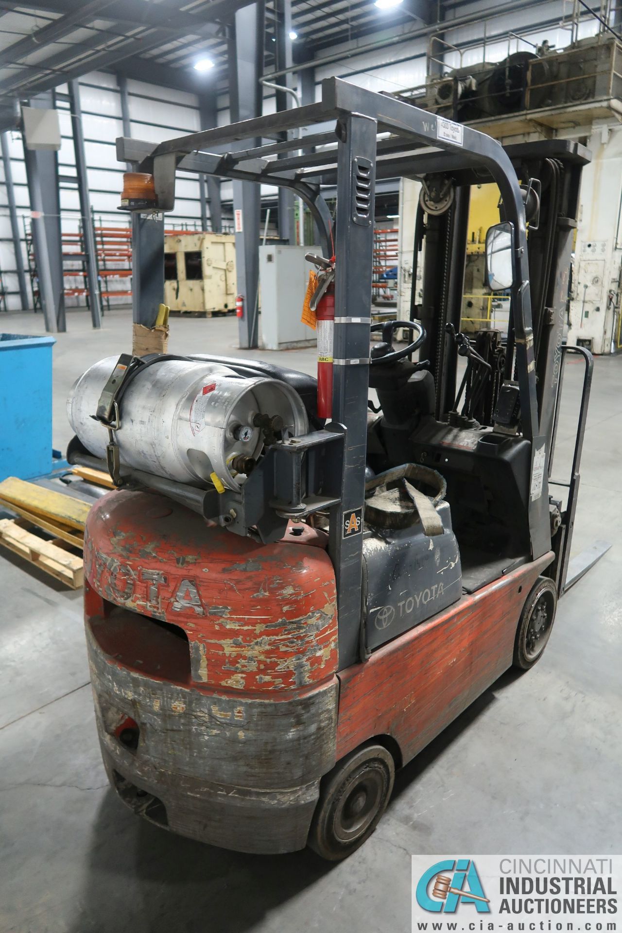 3,000 LB. TOYOTA MODLE 7FGU15 SOLID TIRE LP GAS LIFT TRUCK; S/N 62126, 3-STAGE MAST, 82" MAST - Image 3 of 7
