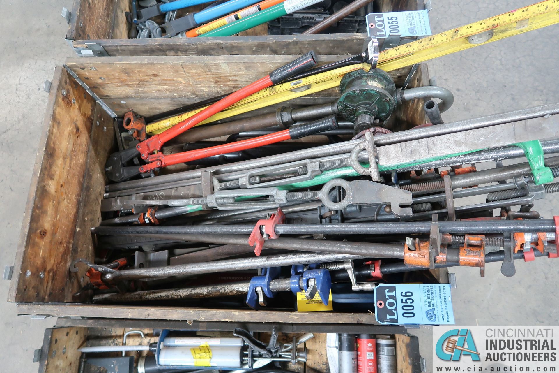 (LOT) WOOD CRATE W/ PIPE CLAMPS, LEVEL, OIL PUMP, & BOLT CUTTERS