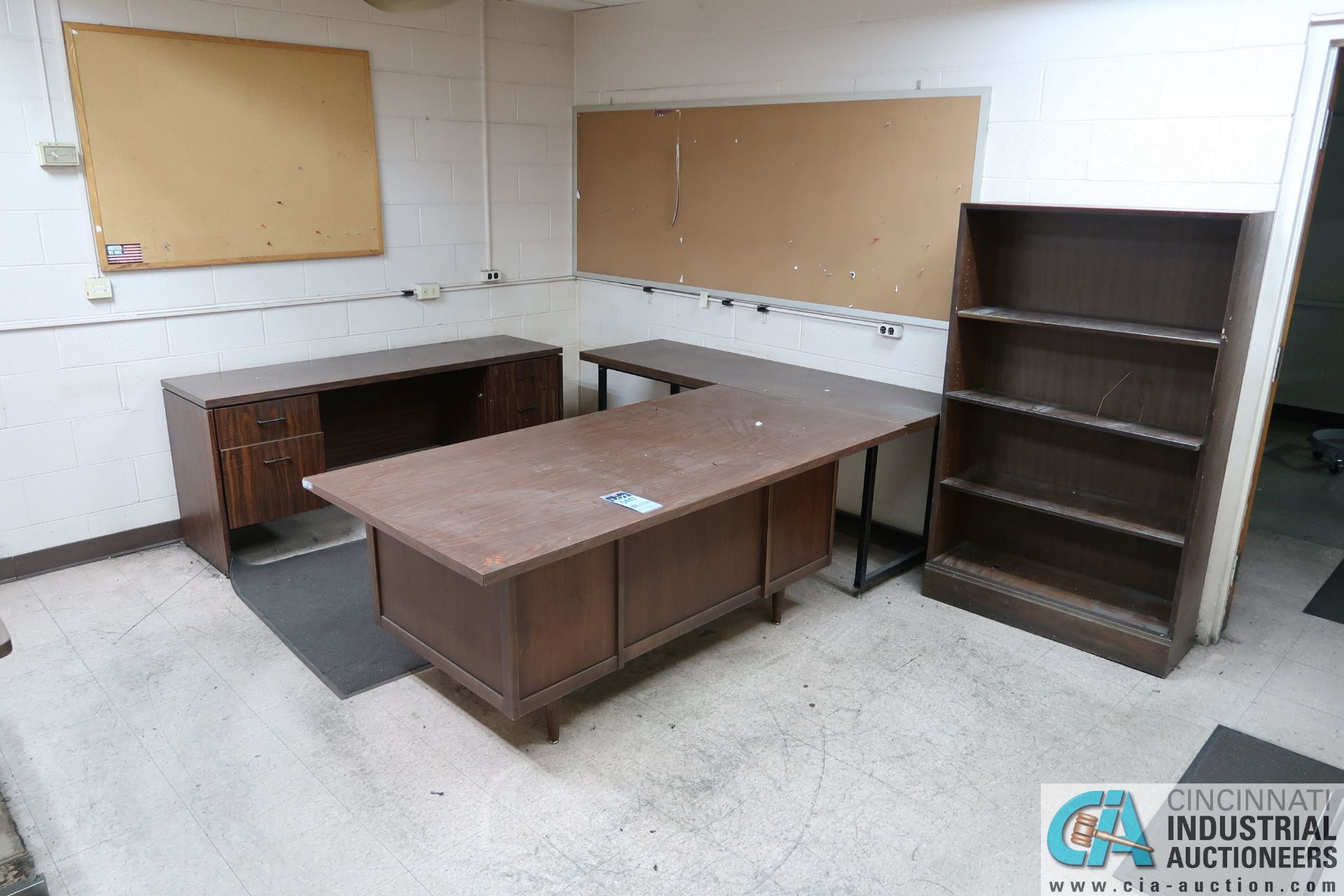 (LOT) (3) DESKS, (2) TABLES, (2) BOOKSHELVES