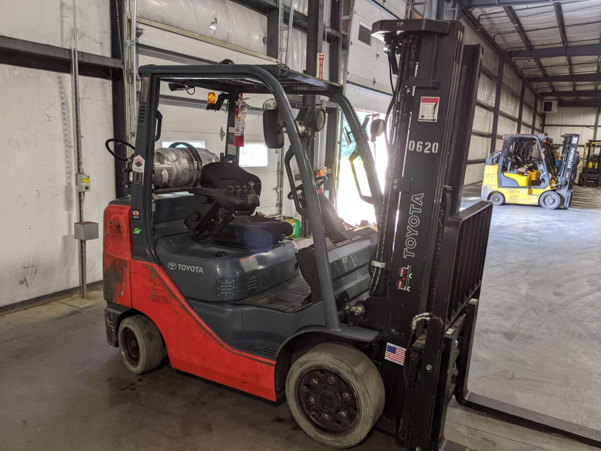 6,000 LB. TOYOTA MODEL 8FGCU309 LP GAS CUSHION TIRE LIFT TRUCK; S/N 65007 - Image 2 of 10