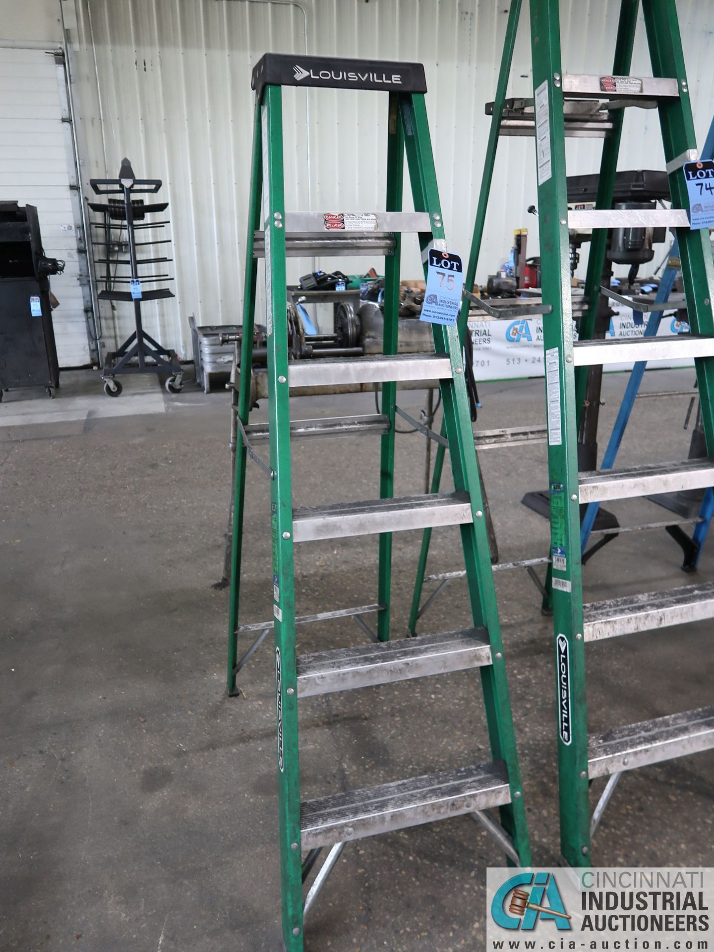 6' LOUISVILLE FIBERGLASS STEP LADDER