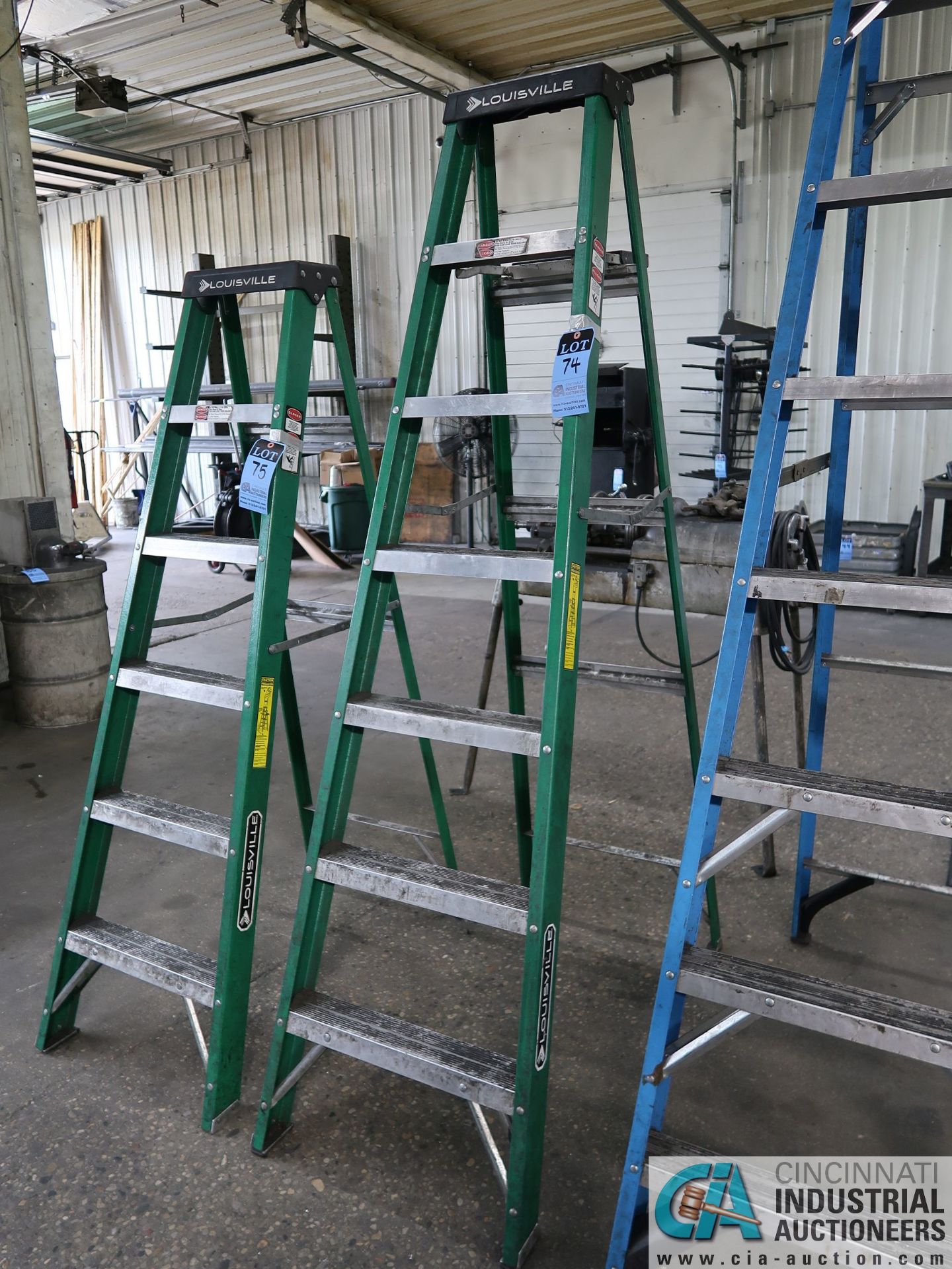 7' LOUISVILLE FIBERGLASS STEP LADDER