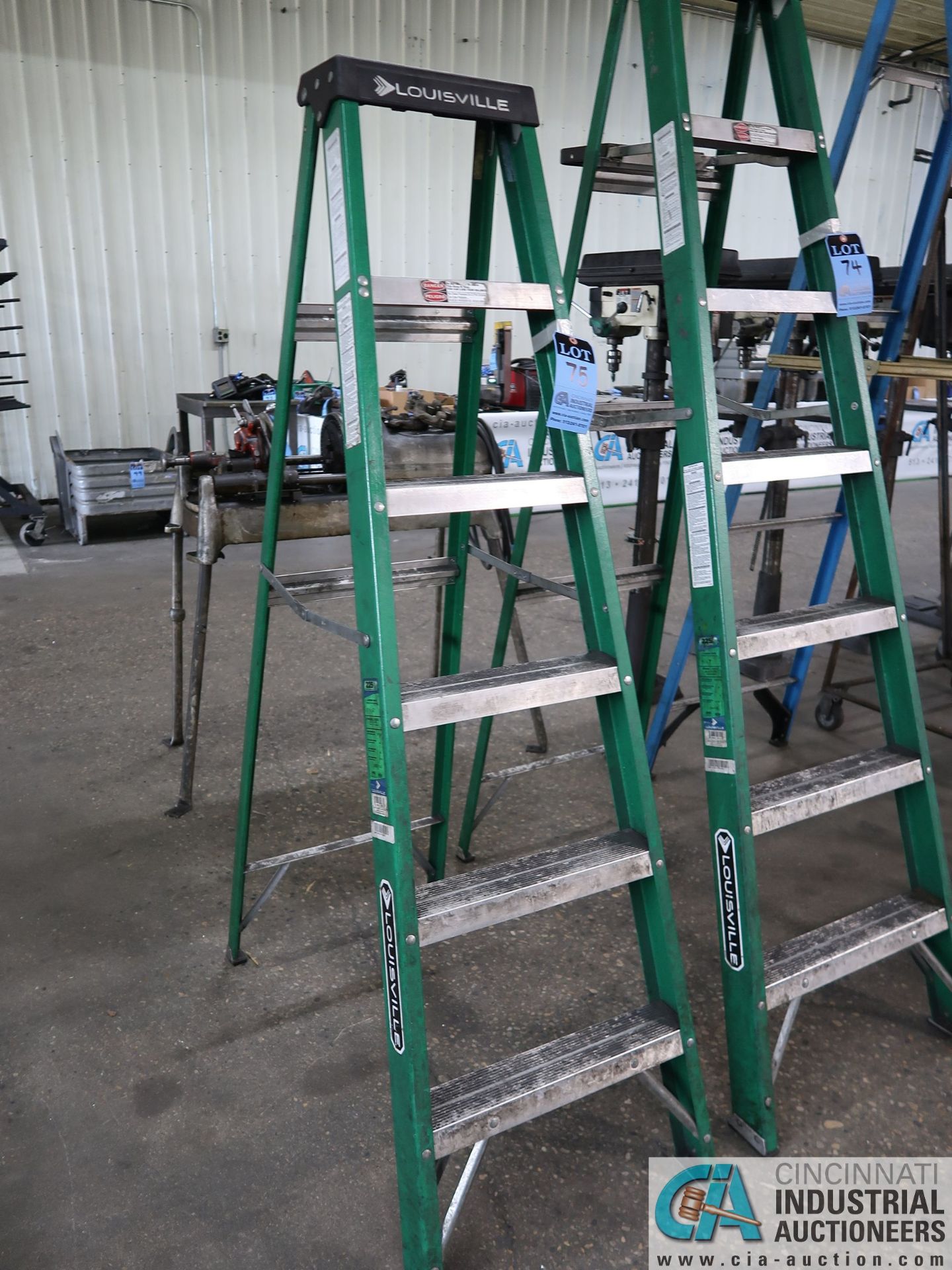 6' LOUISVILLE FIBERGLASS STEP LADDER - Image 2 of 2