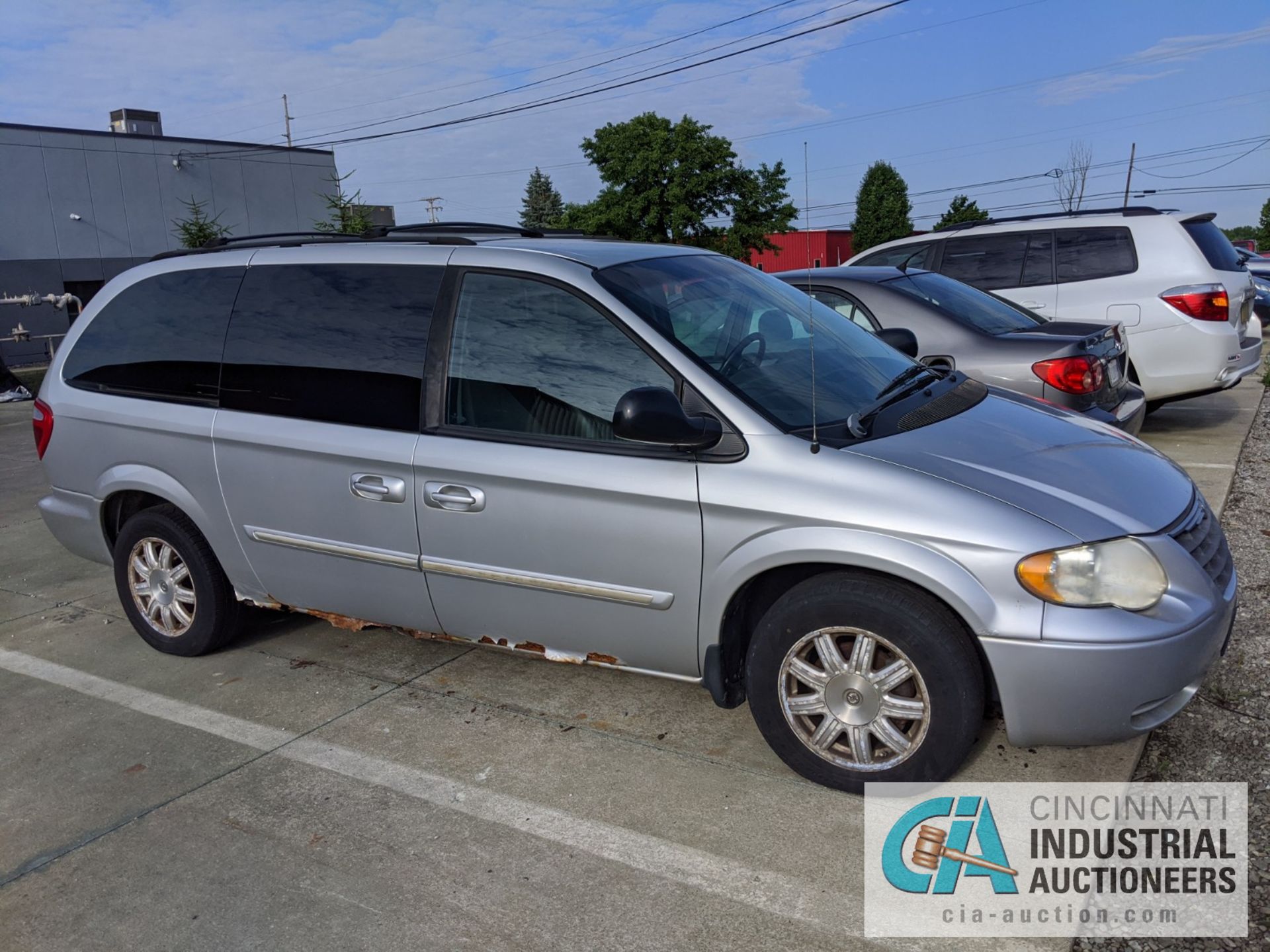 2007 2-WHEEL DRIVE CHRYSLER TOWN & COUNTRY TOURING MINIVAN; VIN:2A4GP54L17R310521