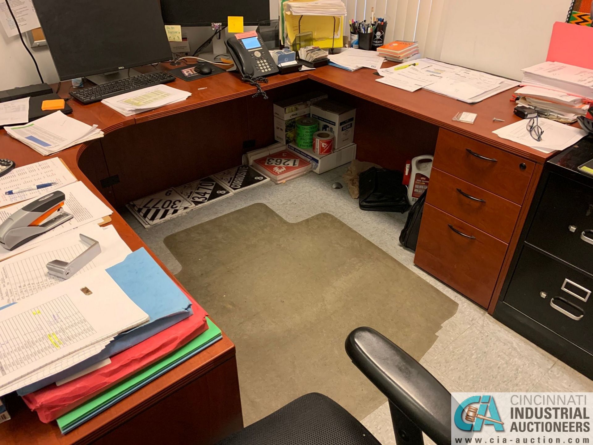 U-SHAPED EXECUTIVE DESK W/ OVERHEAD CREDENZA (NO CONTENTS) (5400 OAKLEY INDUSTRIAL BLVD., - Image 3 of 4