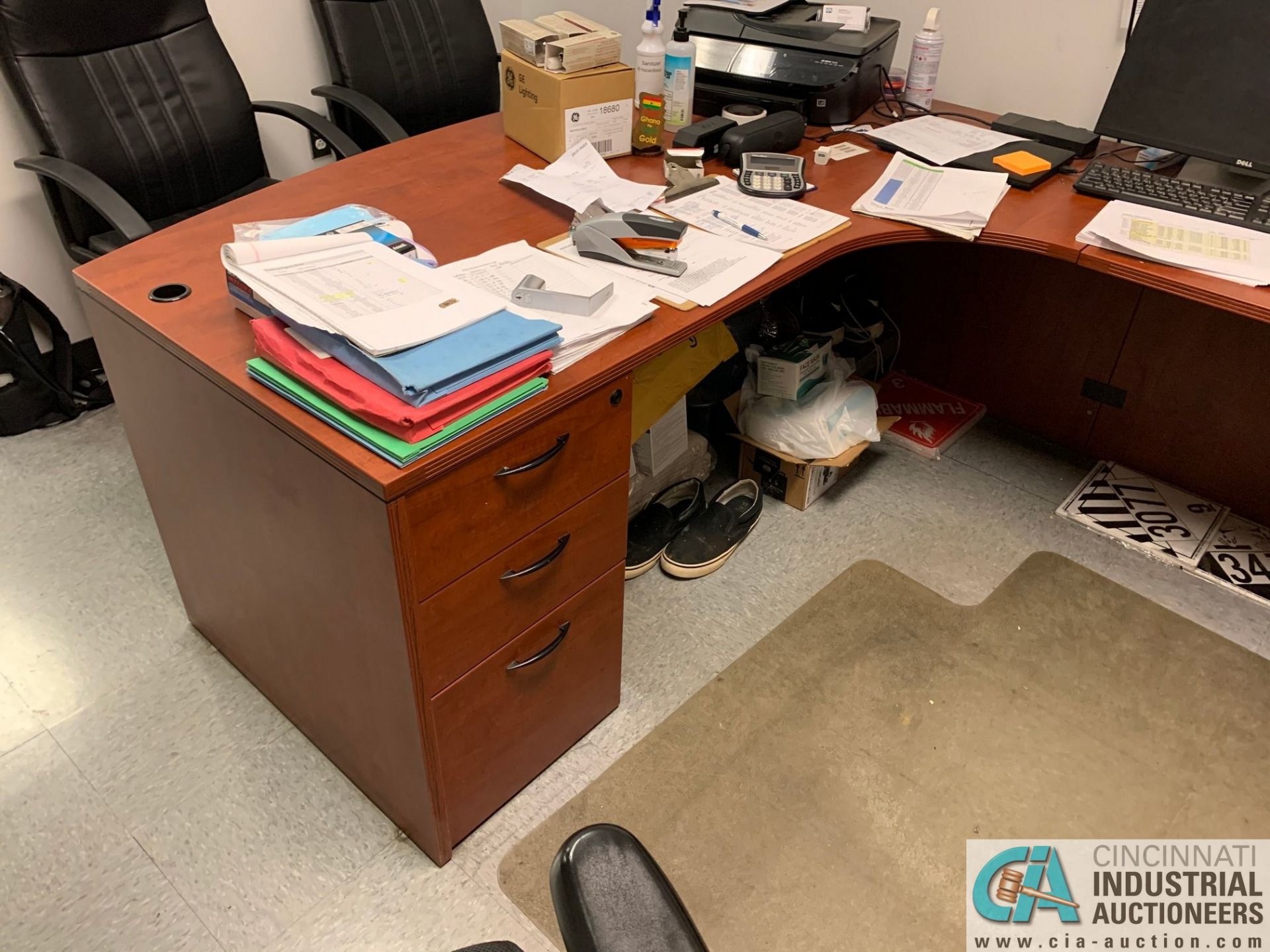 U-SHAPED EXECUTIVE DESK W/ OVERHEAD CREDENZA (NO CONTENTS) (5400 OAKLEY INDUSTRIAL BLVD., - Image 2 of 4