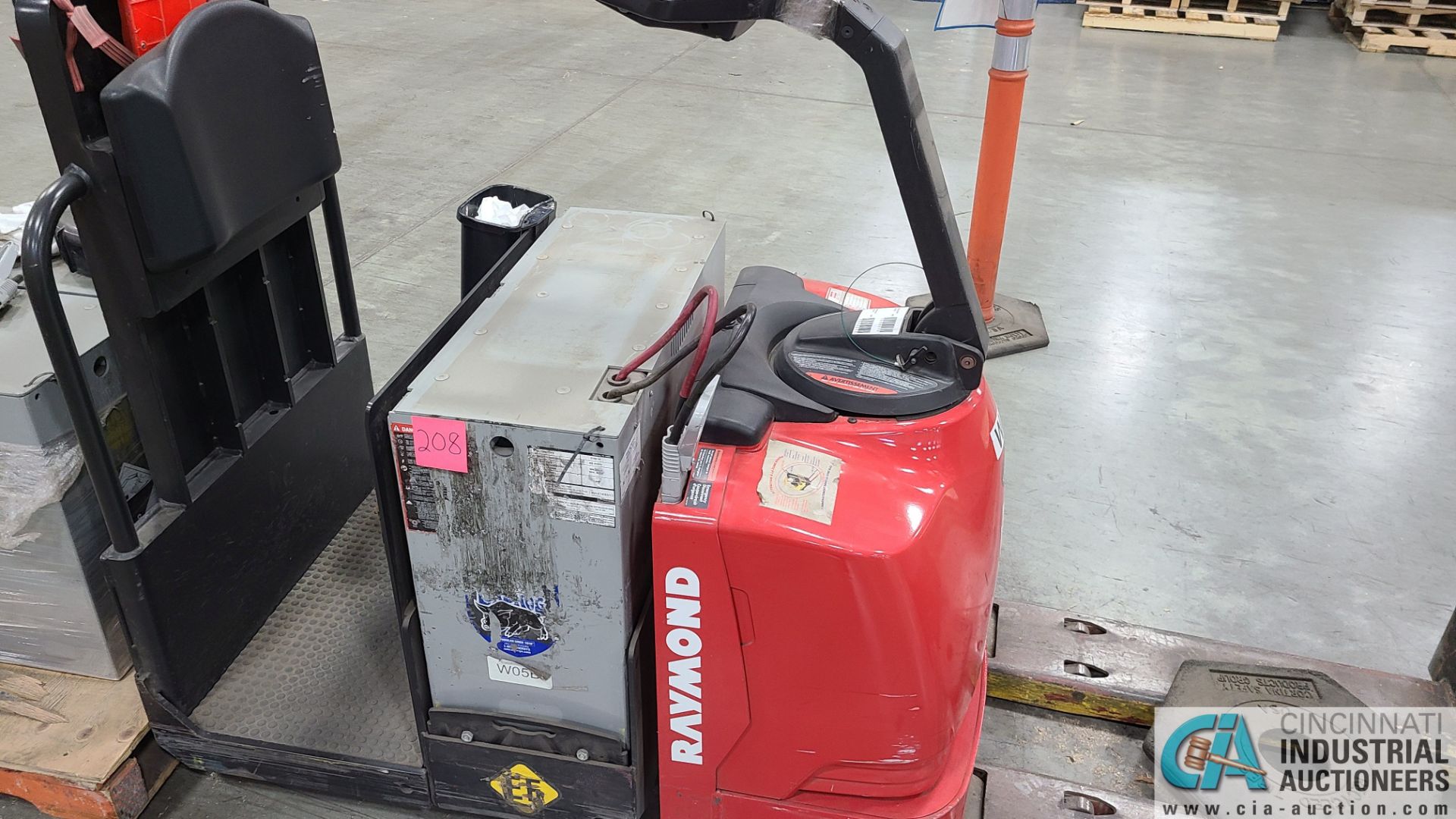 RAYMOND MODEL 8510 ELECTRIC PALLET TRUCK; S/N 851-15-11740, W/ BATTERY, HOURS N/A (NEW 2015) (2570 - Image 2 of 4