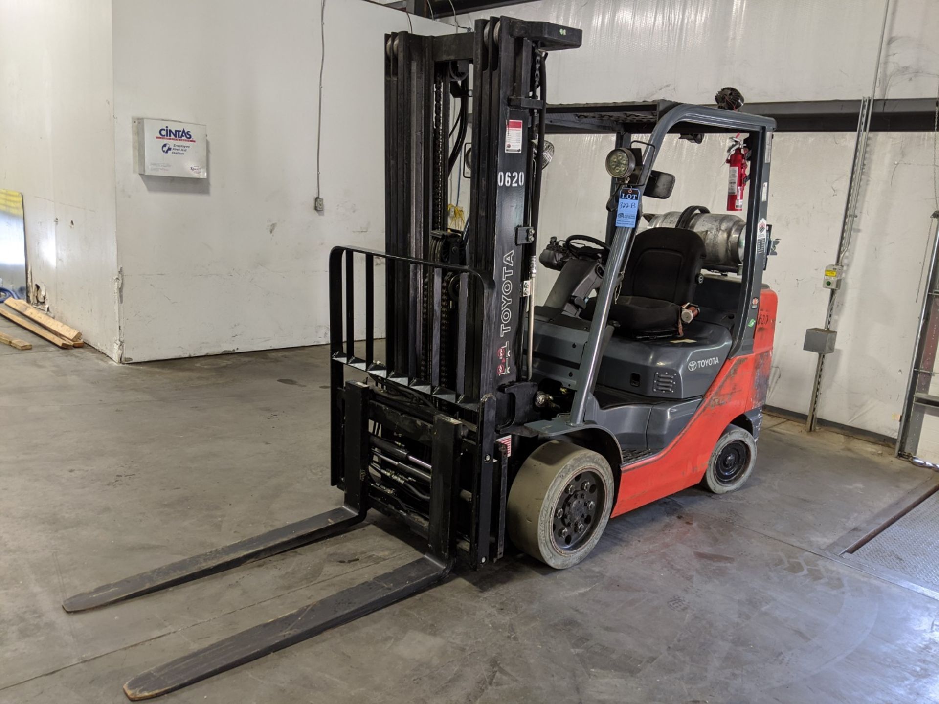 6,000 LB. TOYOTA MODEL 8FGCU309 LP GAS CUSHION TIRE LIFT TRUCK; S/N 65007, 3-STAGE MAST,