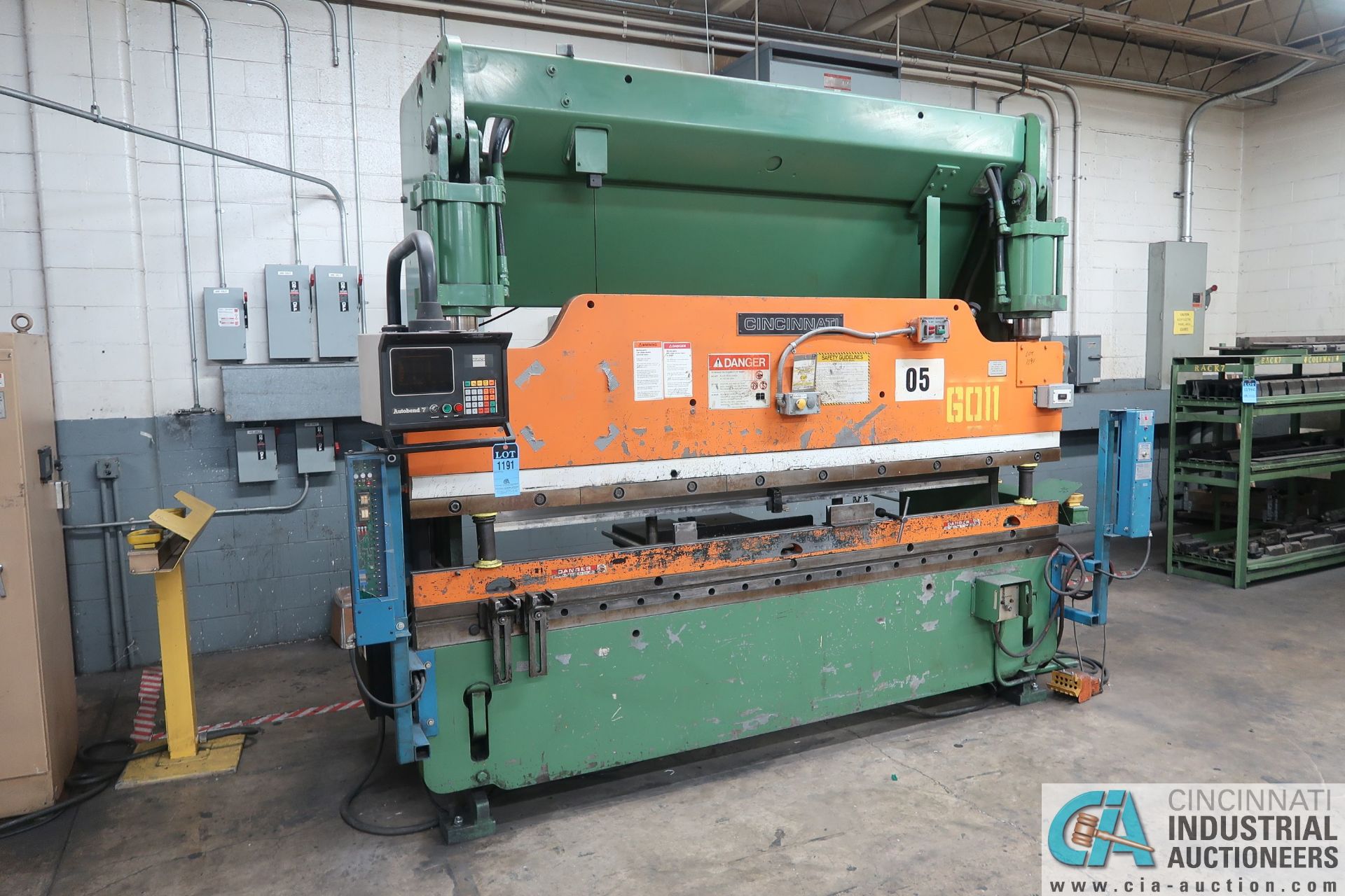 90 TON X 10' CINCINNATI 90CBX8 PRESS BRAKE; S/N 46186, HURCO AUTOBEND 7, BACK GAGE, 8" STROKE - Image 2 of 13