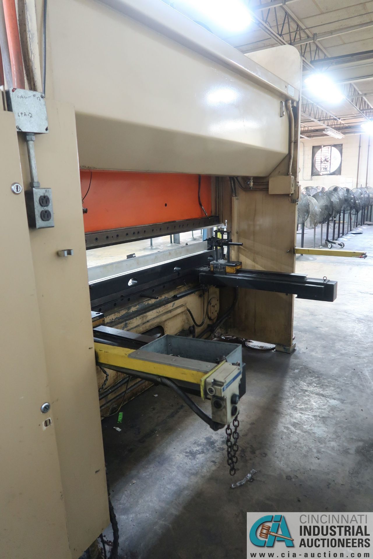 135 TON X 10' CINCINNATI 135AFX8FT AUTOFORM PRESS BRAKE W/ CROWNING; S/N 45193, 8" STROKE, 2-AXIS - Image 5 of 12