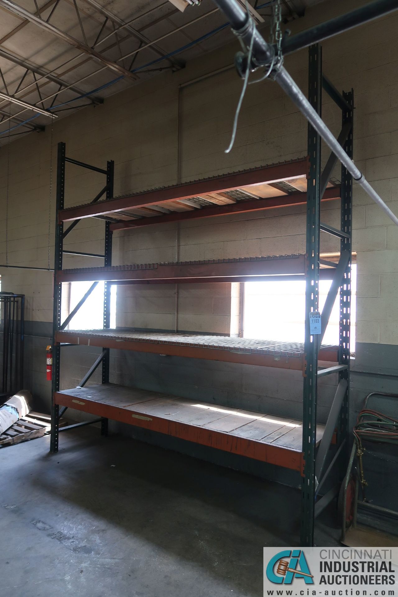 SECTION 120" X 32" X 144" ADJUSTABLE BEAM PALLET RACK