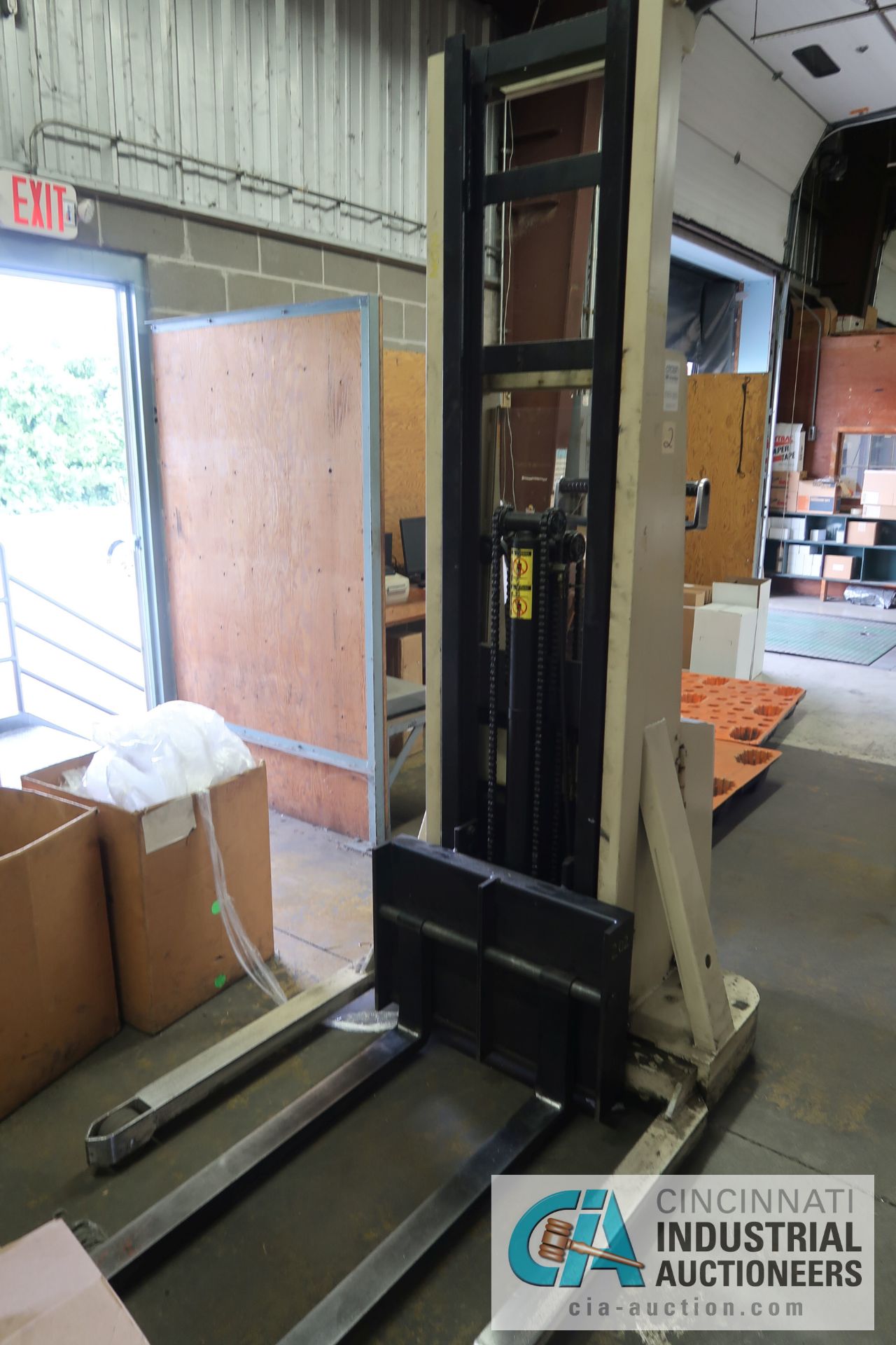 2,000 LB. CAPACITY CROWN MODEL 20MT ELECTRIC WALK BEHIND ELECTRIC STACKER; S/N 1A132307, 24 VOLT,