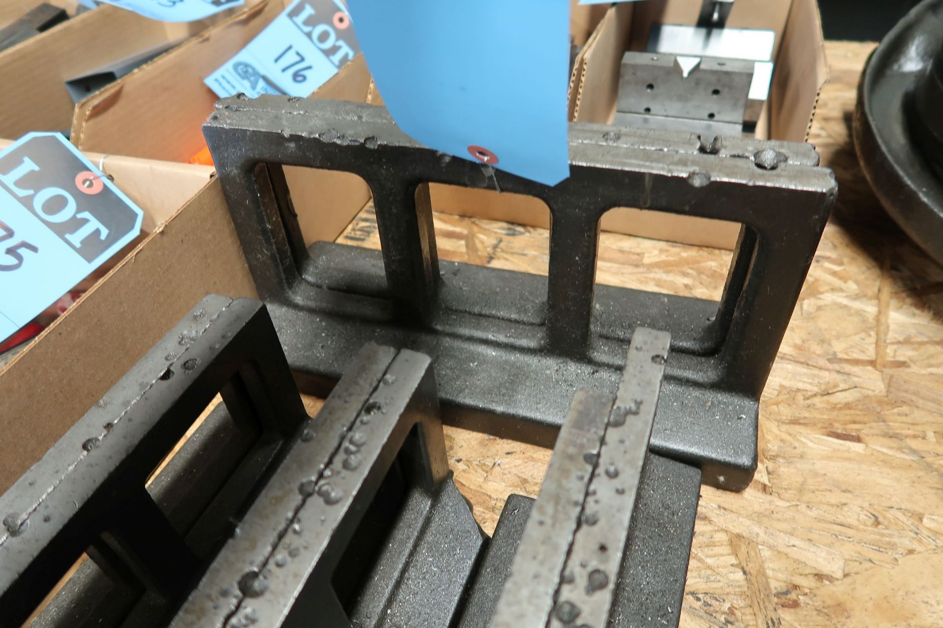 (LOT) ANGLE PLATES - Image 4 of 4