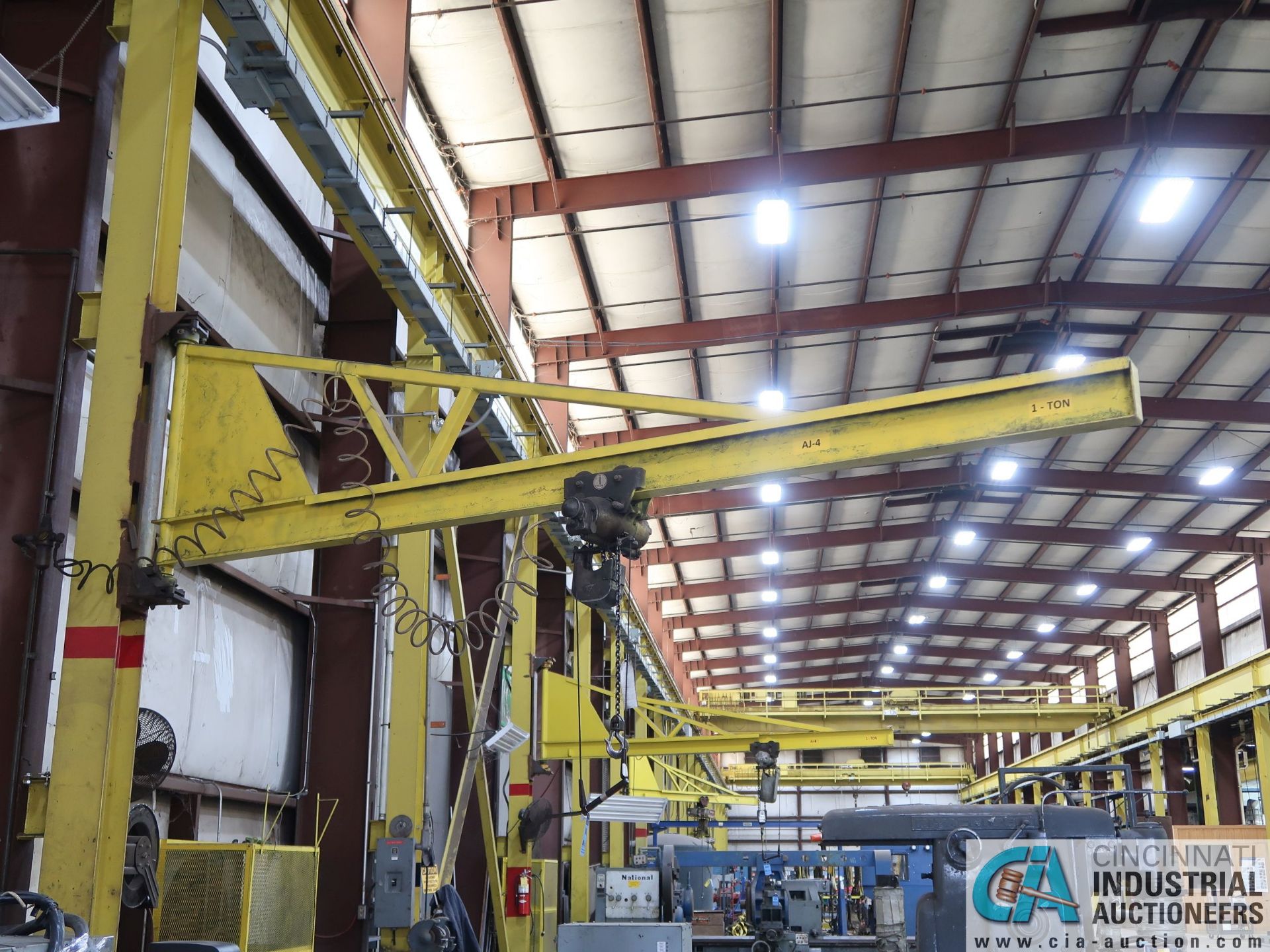 1 TON X 12' ARM POLE MOUNTED JIB CRANE WITH 1 TON PNEUMATIC CHAIN HOIST - Image 2 of 3