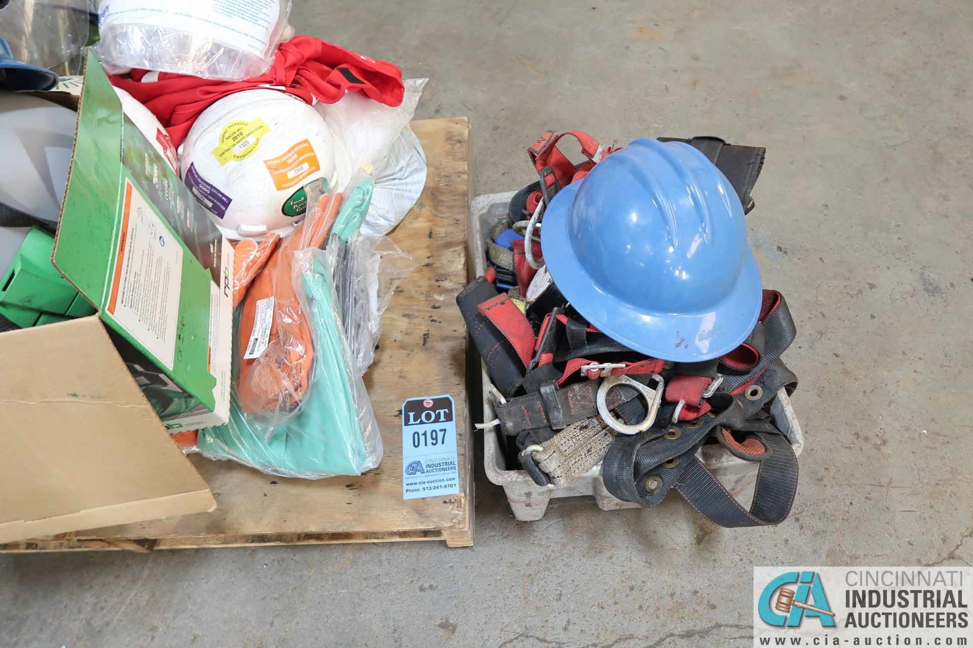 (LOT) MISCELLANEOUS SAFETY GEAR INCLUDING HELMETS, GLOVES, JACKETS, CLEAN SUITS, HARNESSES - Image 2 of 4