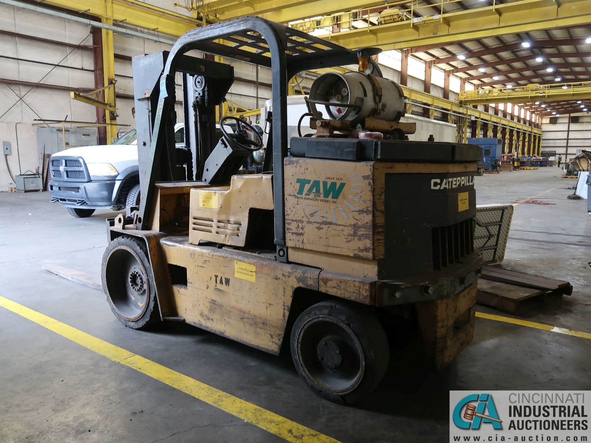 10,000 LB. CATERPILLAR T-100D SOLID TIRE LP GAS LIFT TRUCK; S/N N/A, 3-STAGE MAST, 83" MAST - Image 3 of 7