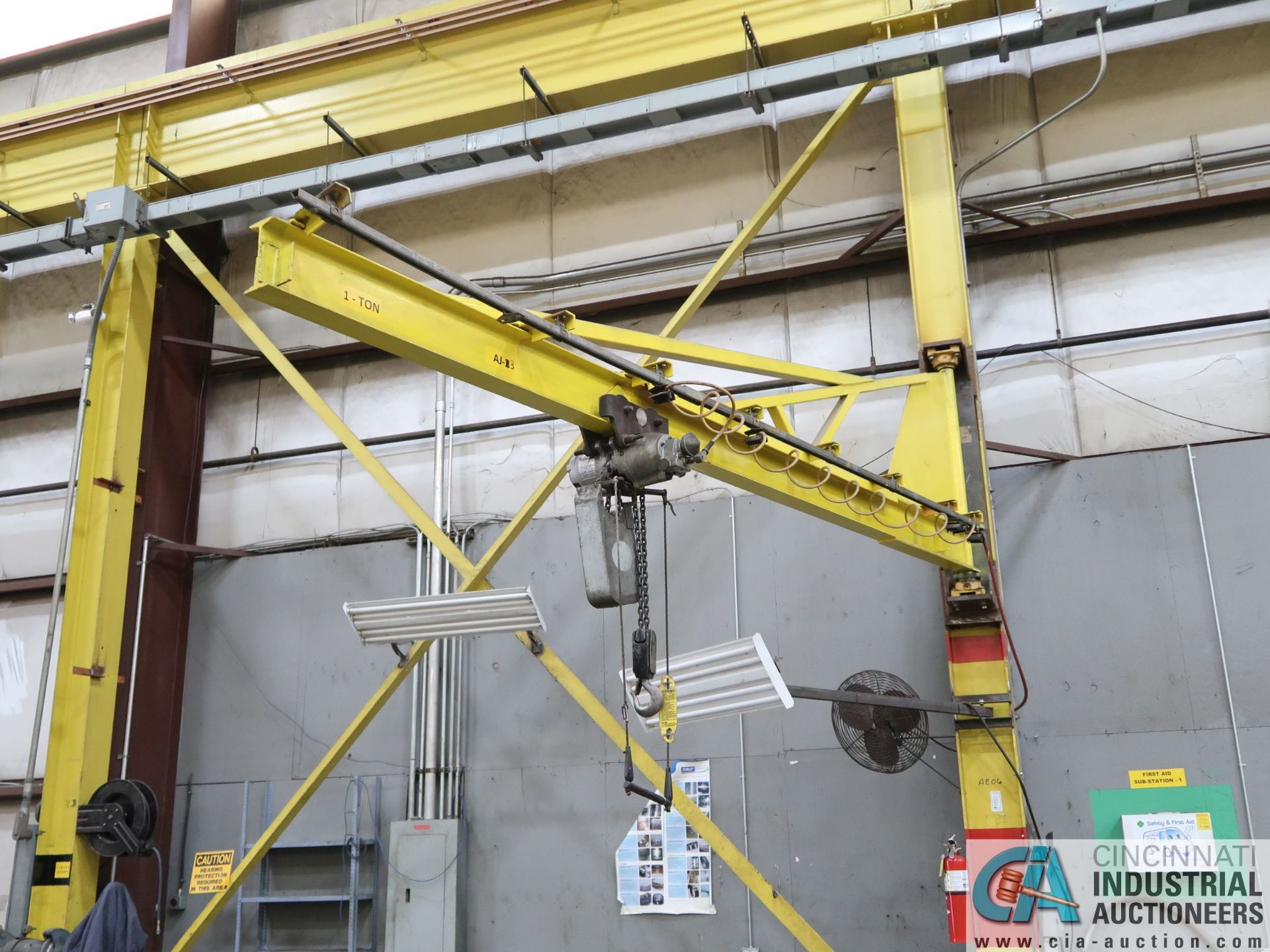 1 TON X 12' ARM POLE MOUNTED JIB CRANE WITH 1 TON PNEUMATIC CHAIN HOIST - Image 4 of 4