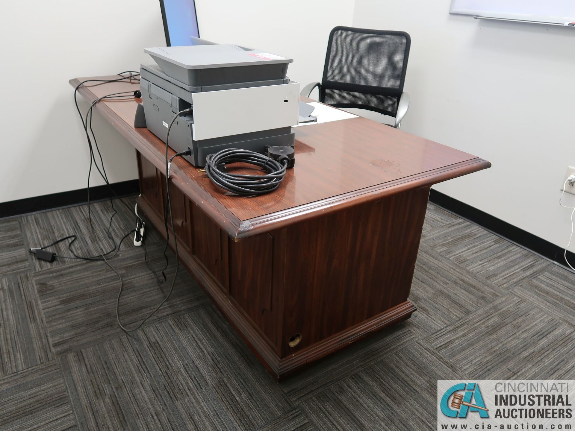 CONTENTS OF OFFICE INCLUDING DESK, CHAIR, BOOKSHELF - Image 6 of 6