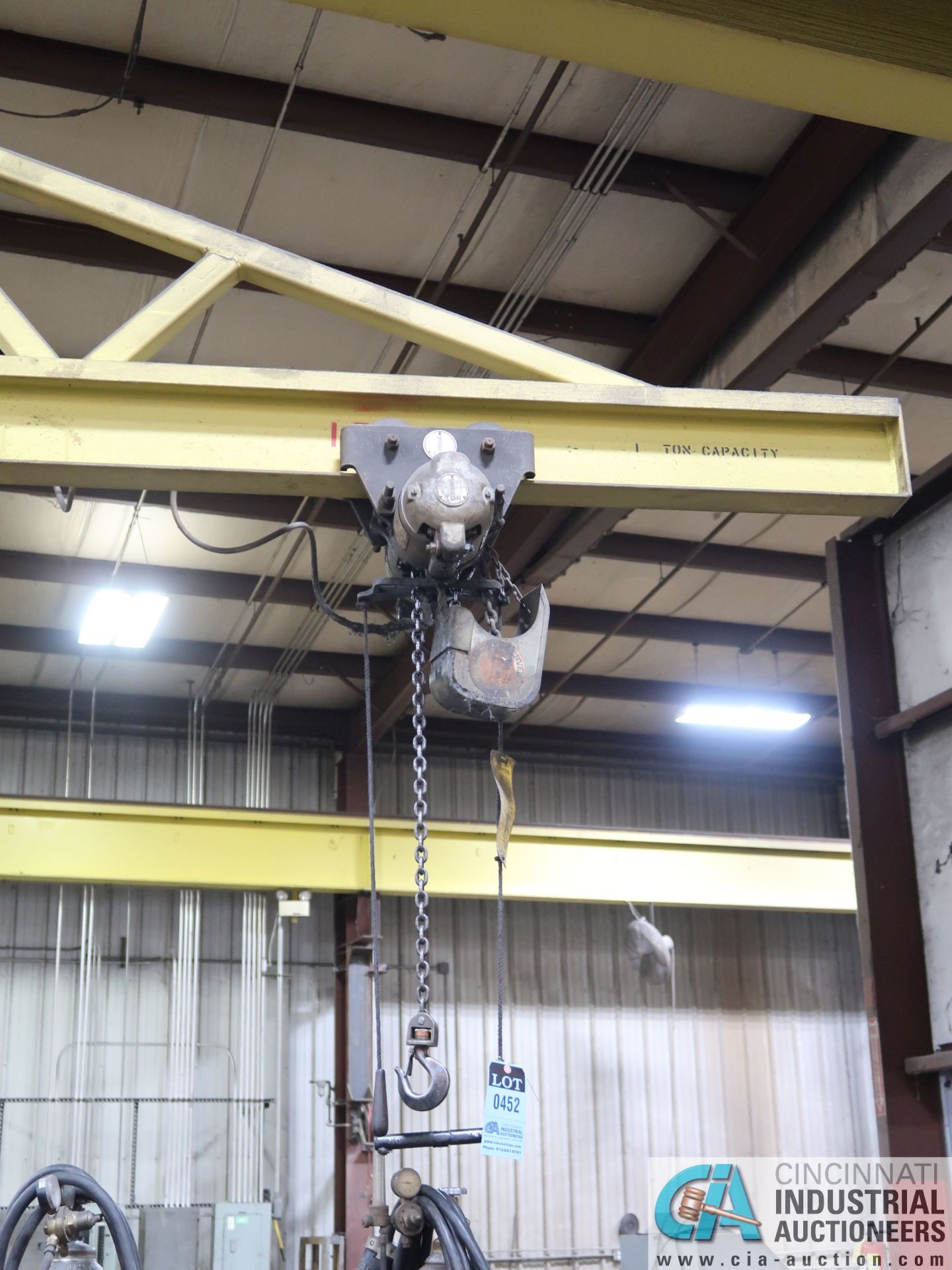 1 TON X 10' ARM POLE MOUNTED JIB CRANE WITH 1 TON PNEUMATIC CHAIN HOIST - Image 4 of 5