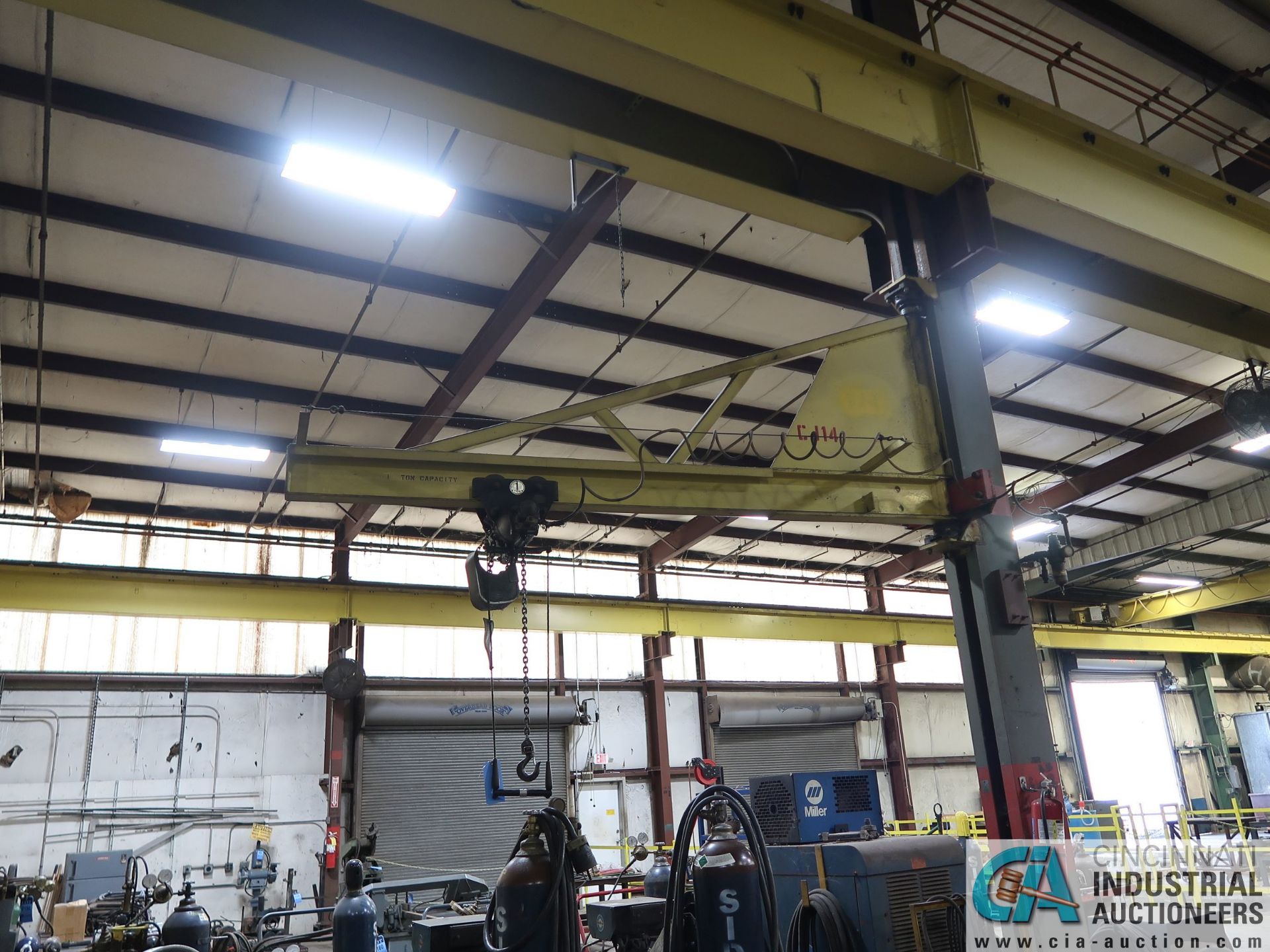 1 TON X 10' ARM POLE MOUNTED JIB CRANE WITH 1 TON PNEUMATIC CHAIN HOIST - Image 2 of 5