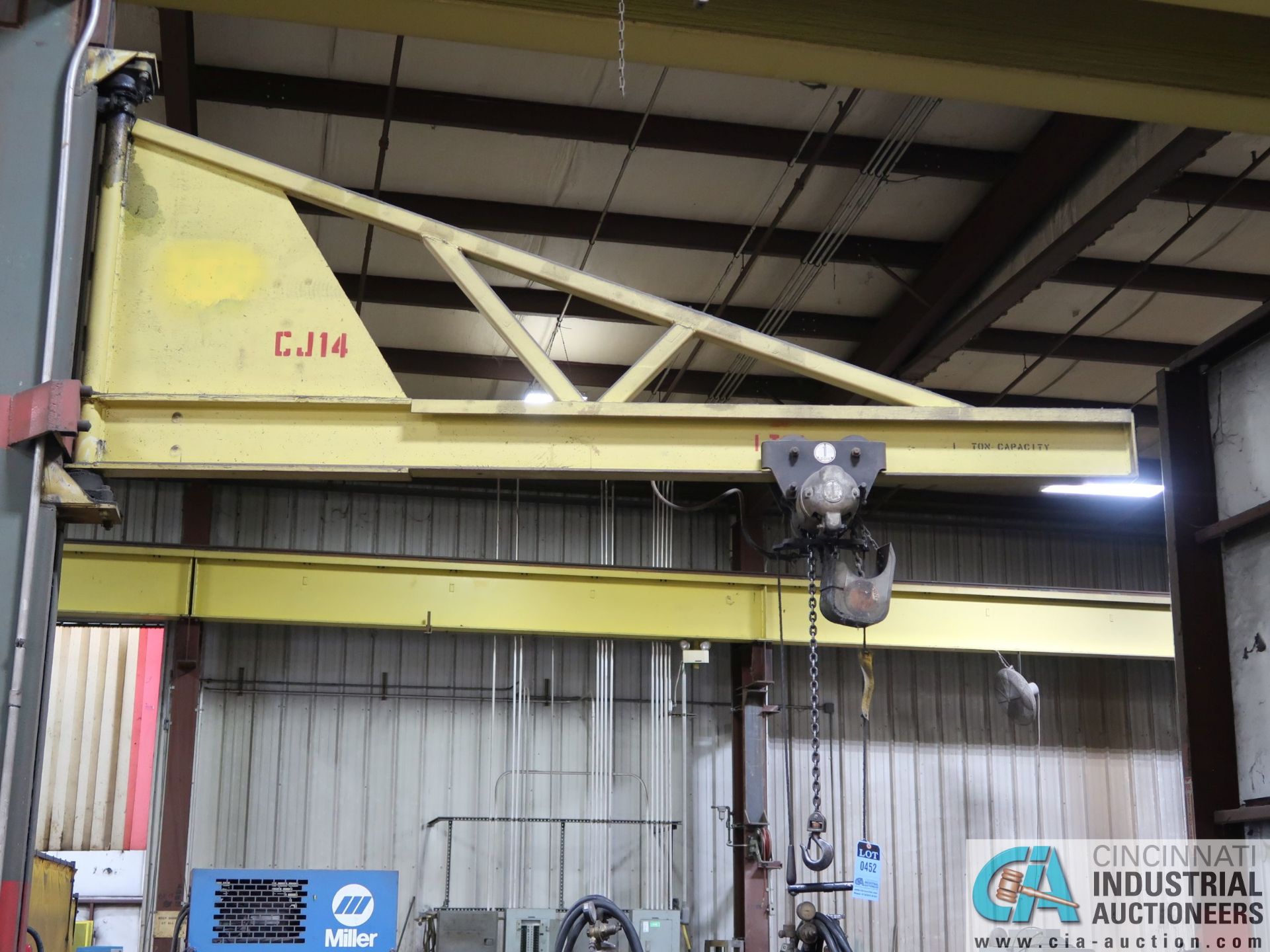 1 TON X 10' ARM POLE MOUNTED JIB CRANE WITH 1 TON PNEUMATIC CHAIN HOIST