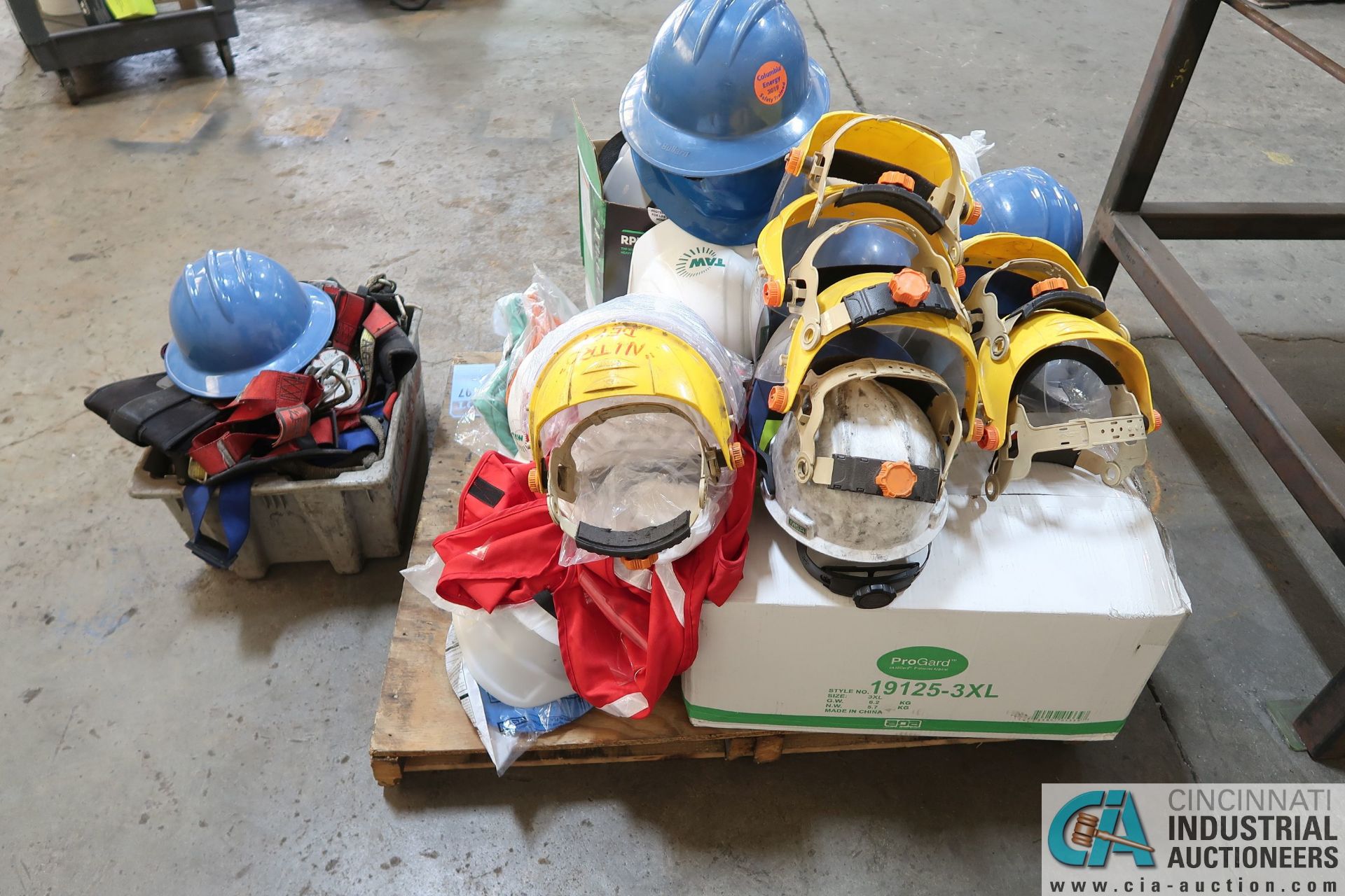 (LOT) MISCELLANEOUS SAFETY GEAR INCLUDING HELMETS, GLOVES, JACKETS, CLEAN SUITS, HARNESSES - Image 4 of 4
