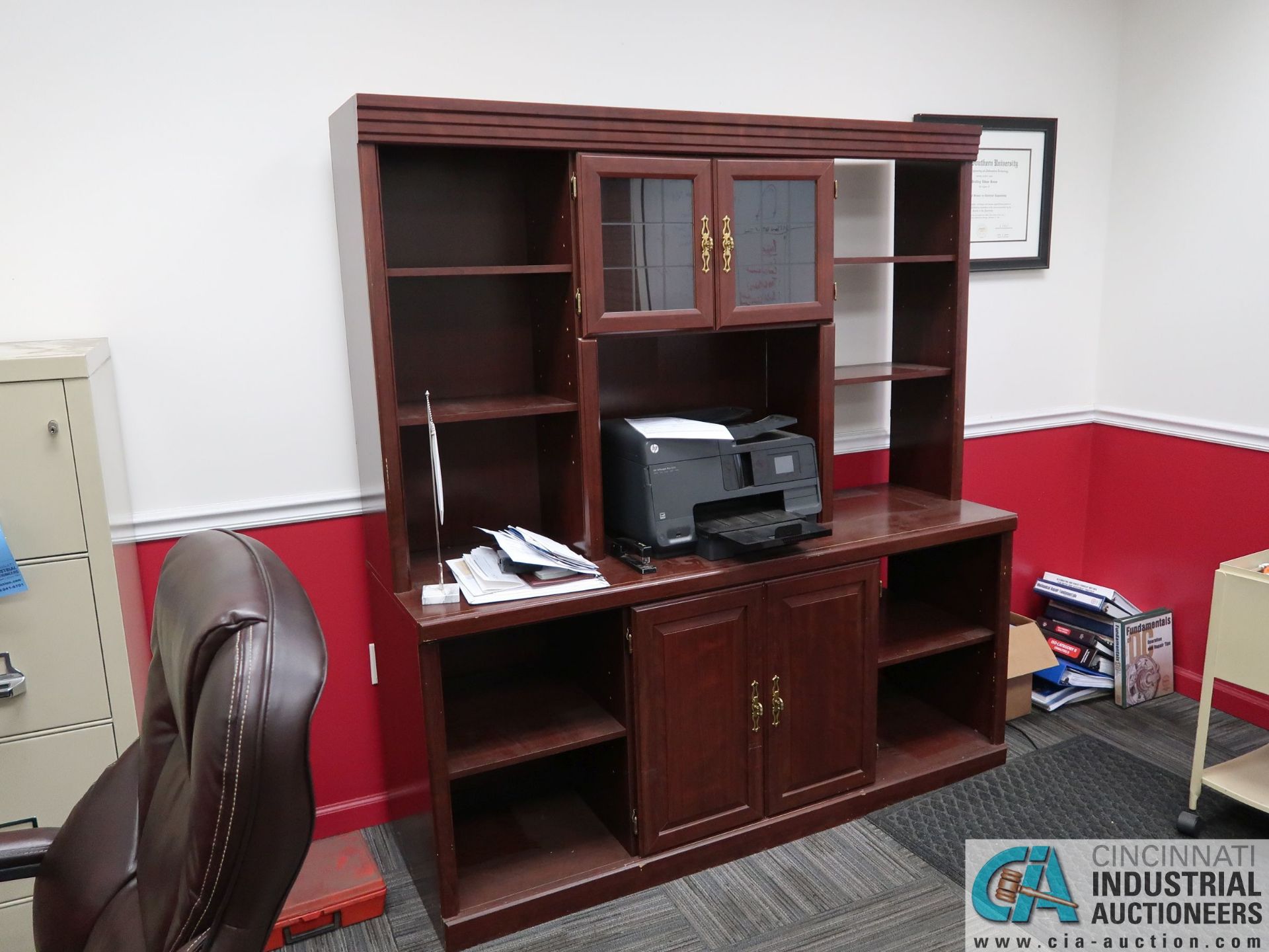 REMAINING CONTENTS OF OFFICE INCLUDING DESK, BOOKSHELF AND CREDENZA - Image 3 of 5