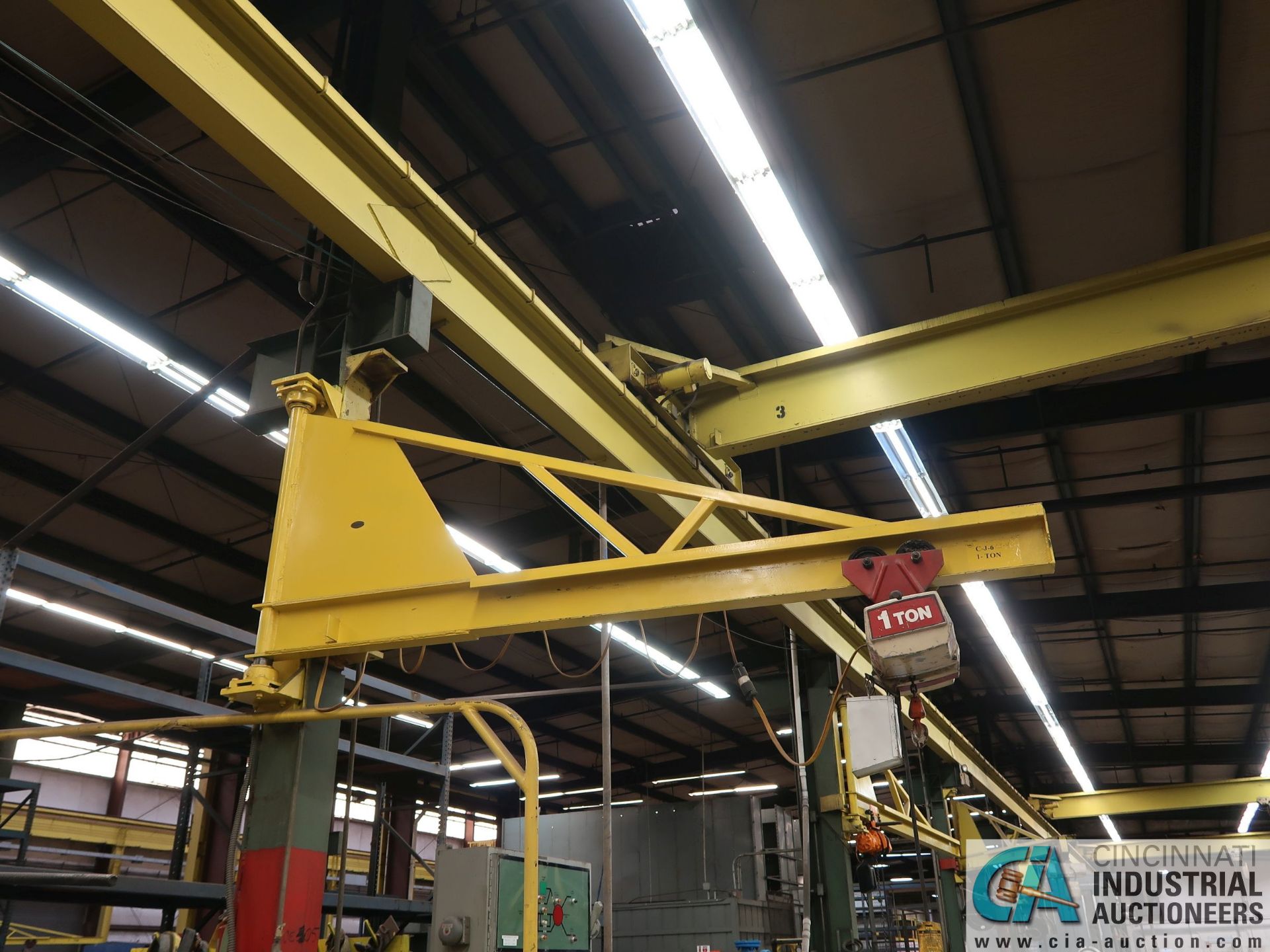 1 TON X 10' ARM POLE MOUNTED JIB CRANE WITH 1 TON COFFING CHAIN HOIST, PENDANT