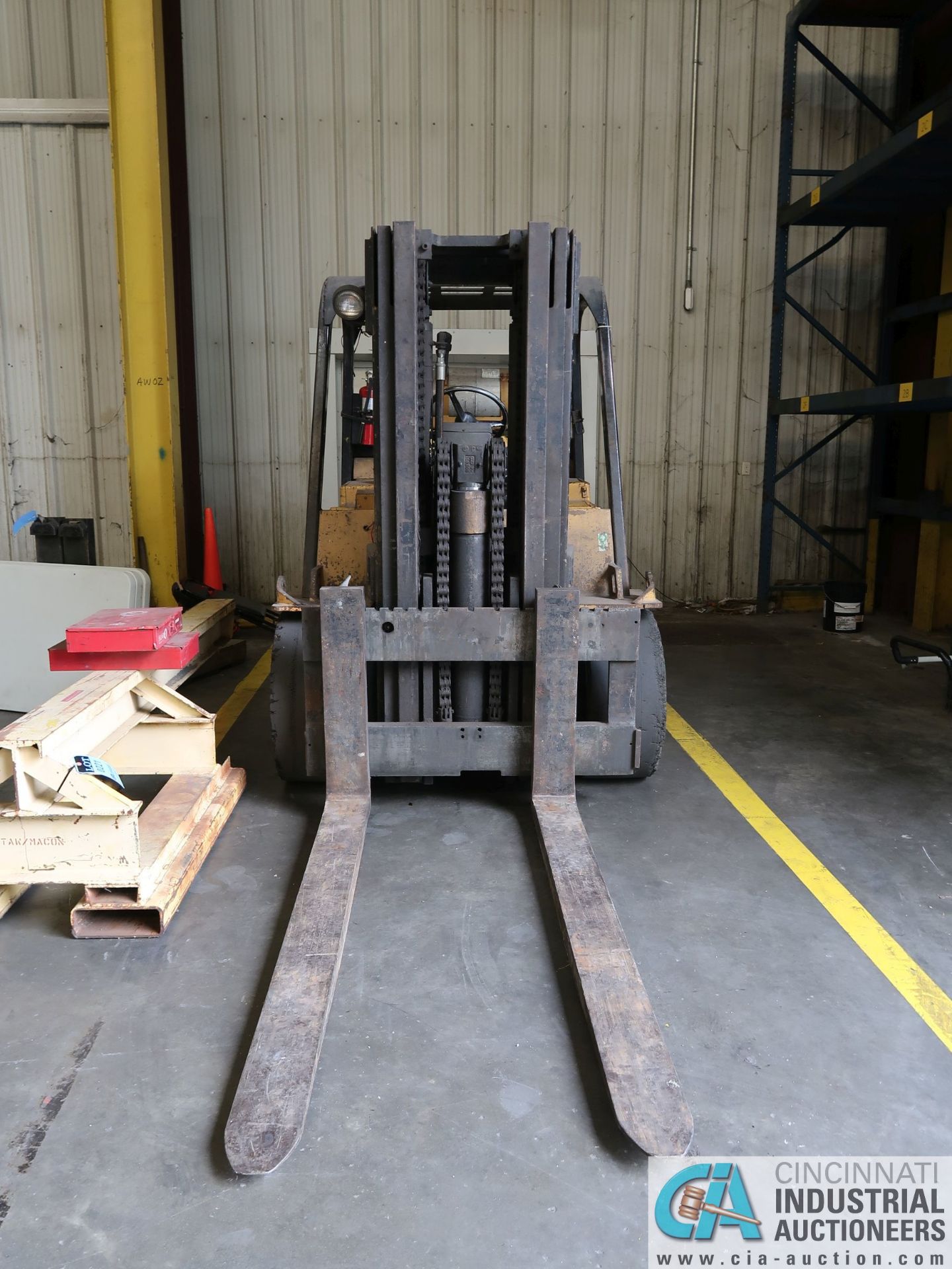 10,000 LB. CATERPILLAR T-100D SOLID TIRE LP GAS LIFT TRUCK; S/N N/A, 3-STAGE MAST, 83" MAST - Image 4 of 7