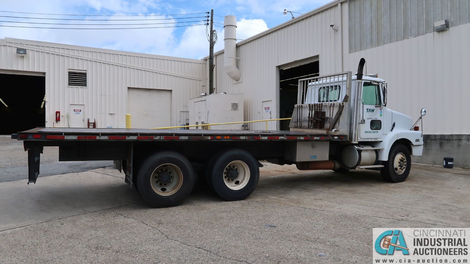 1997 VOLVO SERIES 60 DIESEL 22' FLATBED TRUCK; VIN # 4V5JCBRF6VR856176, DETROIT DIESEL ENGINE, 6- - Image 2 of 21