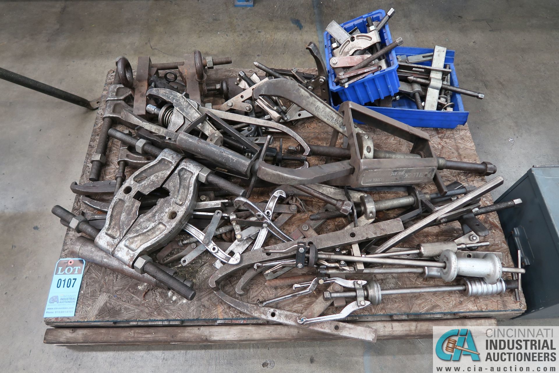 (LOT) MISCELLANEOUS GEAR AND BEARING PULLERS