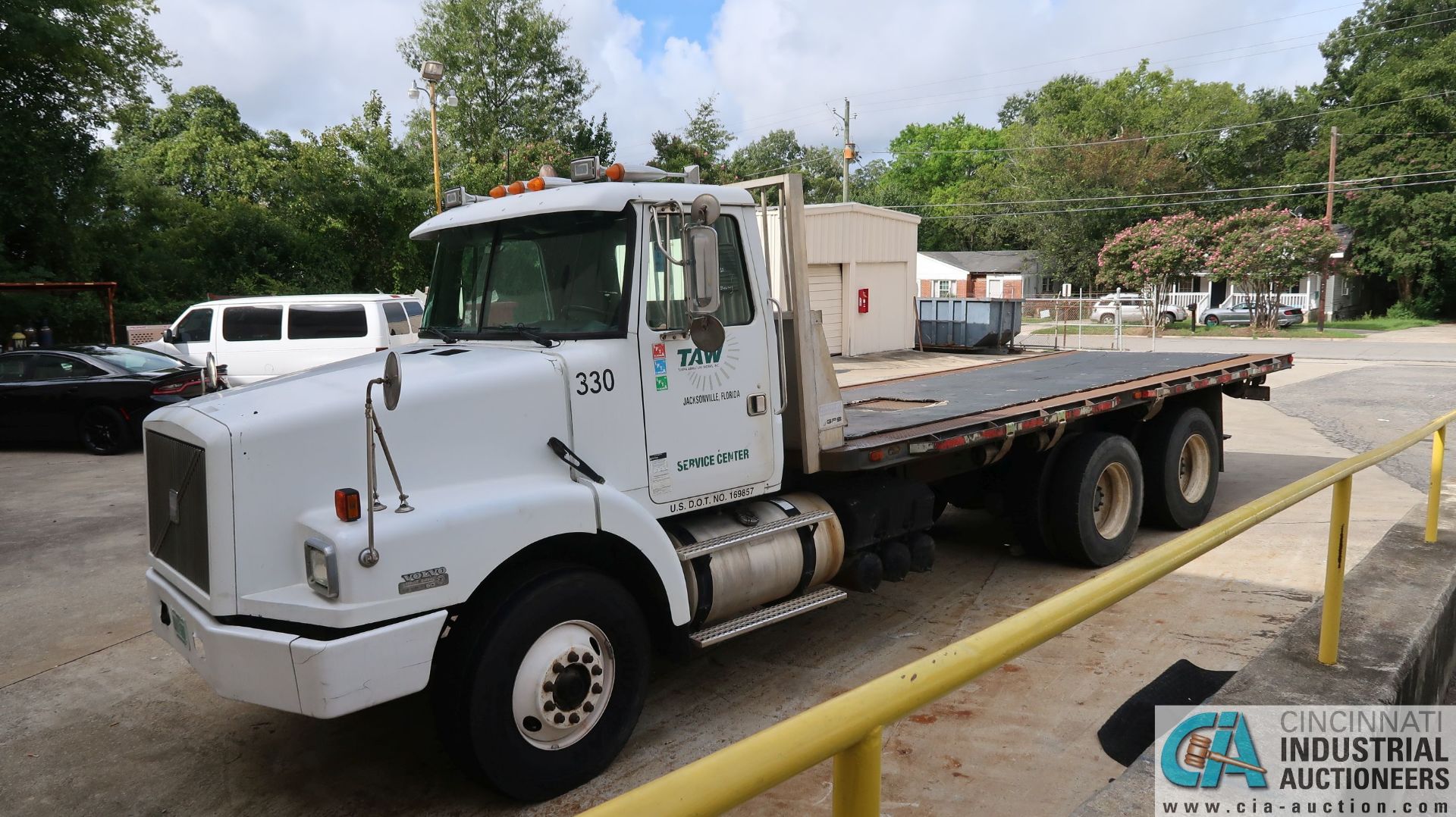 1997 VOLVO SERIES 60 DIESEL 22' FLATBED TRUCK; VIN # 4V5JCBRF6VR856176, DETROIT DIESEL ENGINE, 6- - Image 4 of 21