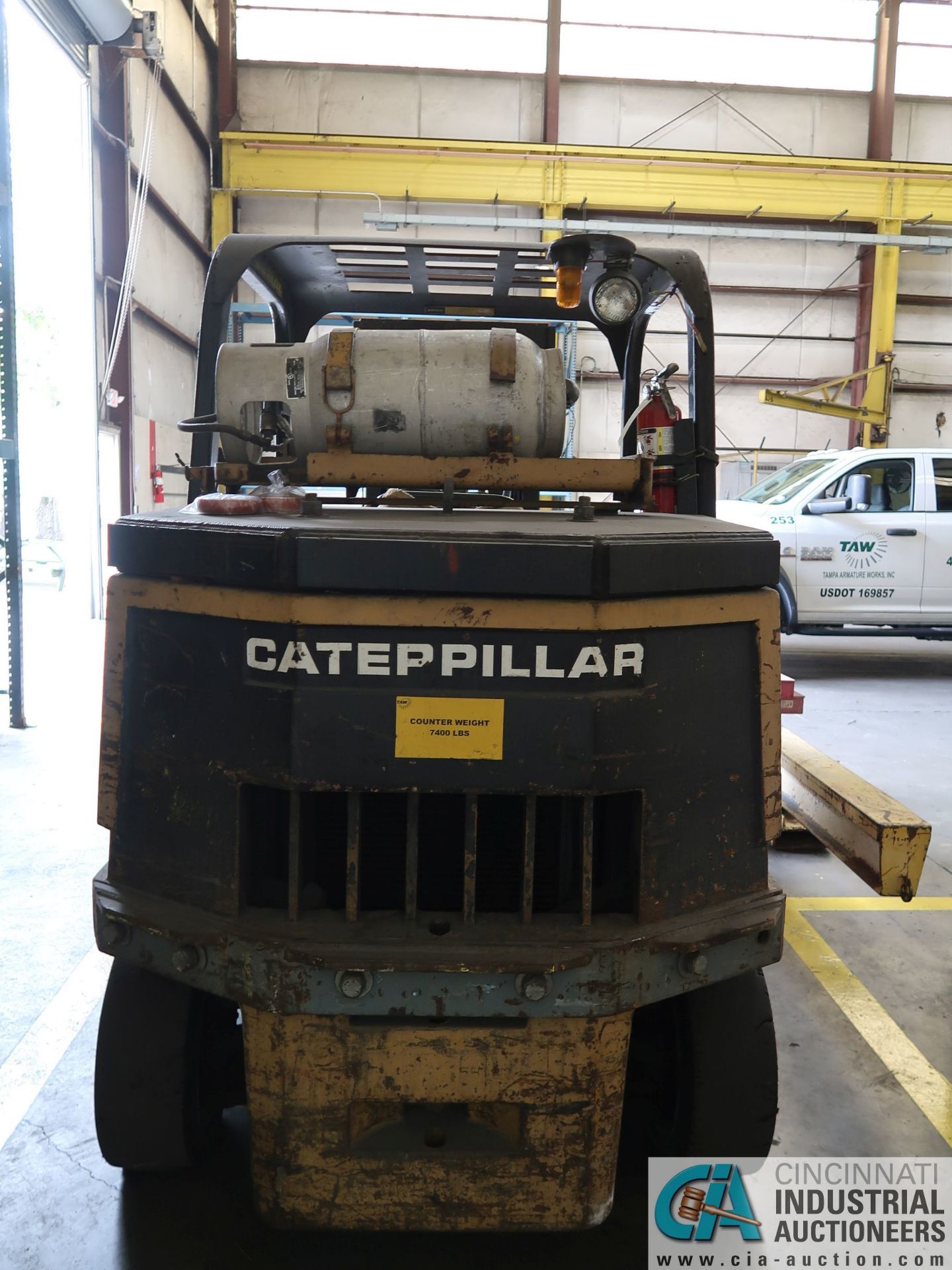 10,000 LB. CATERPILLAR T-100D SOLID TIRE LP GAS LIFT TRUCK; S/N N/A, 3-STAGE MAST, 83" MAST - Image 7 of 7