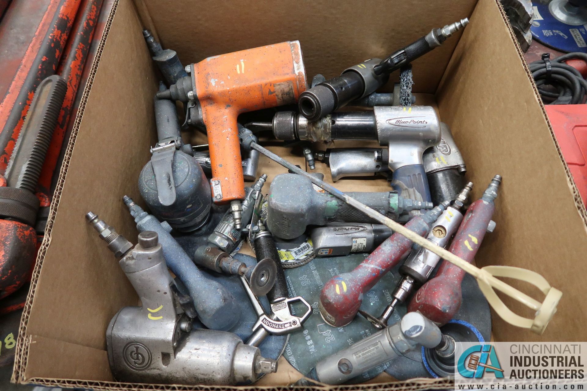 (LOT) MISCELLANEOUS PNEUMATIC TOOLS INCLUDING GRINDERS, DRILLS, HAMMERS