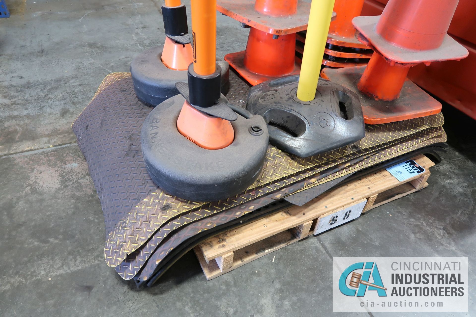 (LOT) COMFORT MATS AND SAFETY CONES - Image 3 of 3