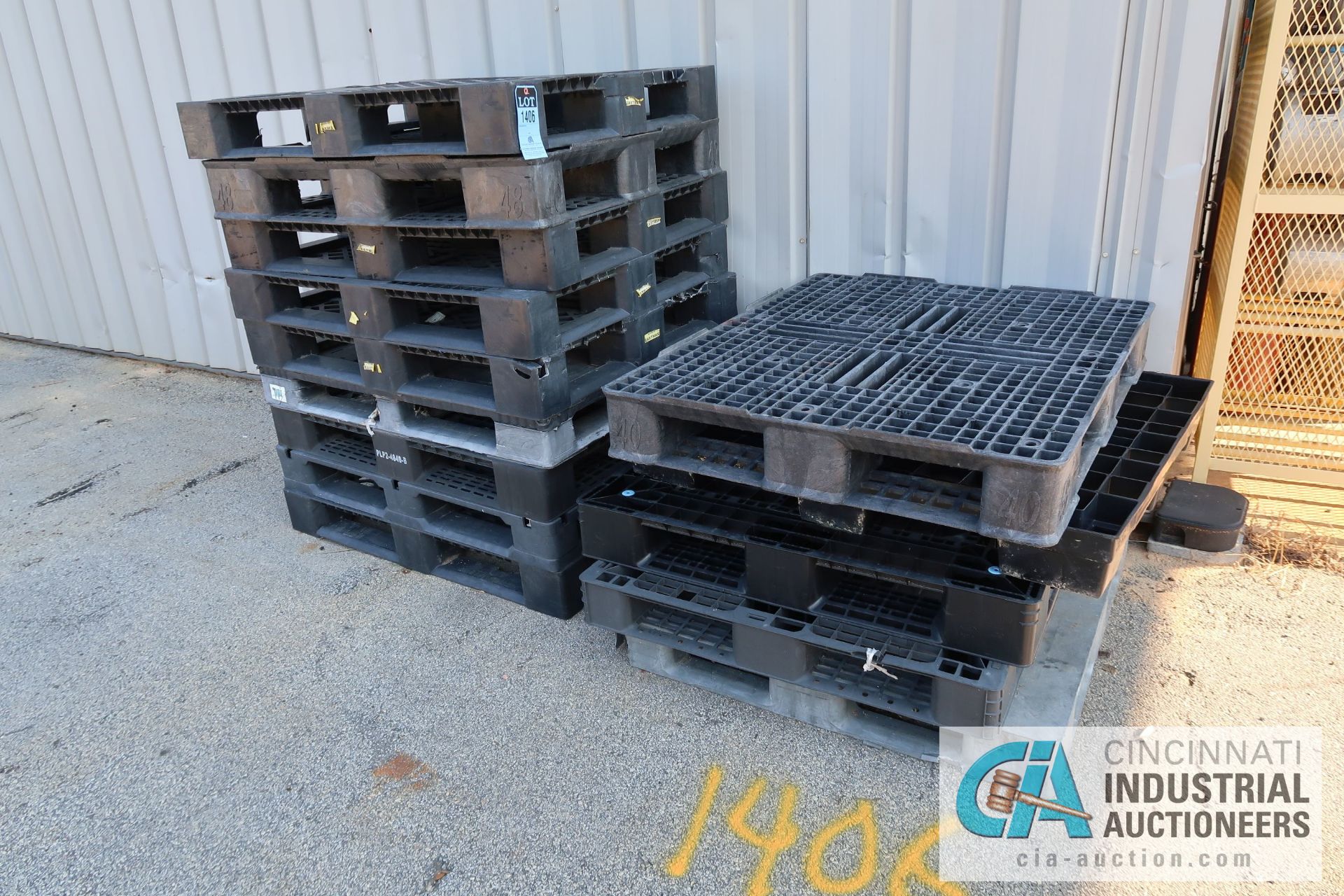 40" X 48" PLASTIC PALLETS