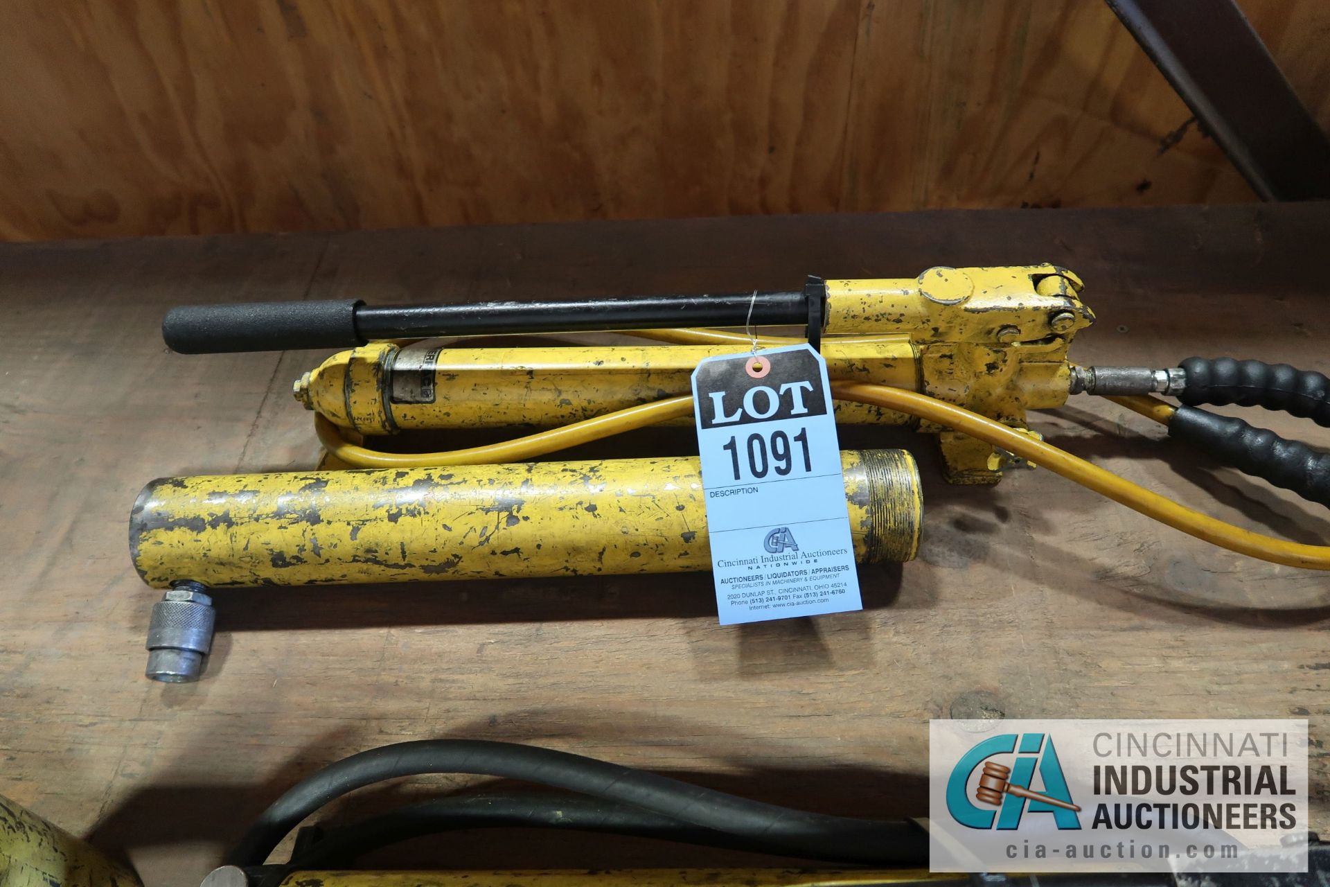 ENERPAC MANUAL HYDRAULIC PUMP WITH 15 TON JACK